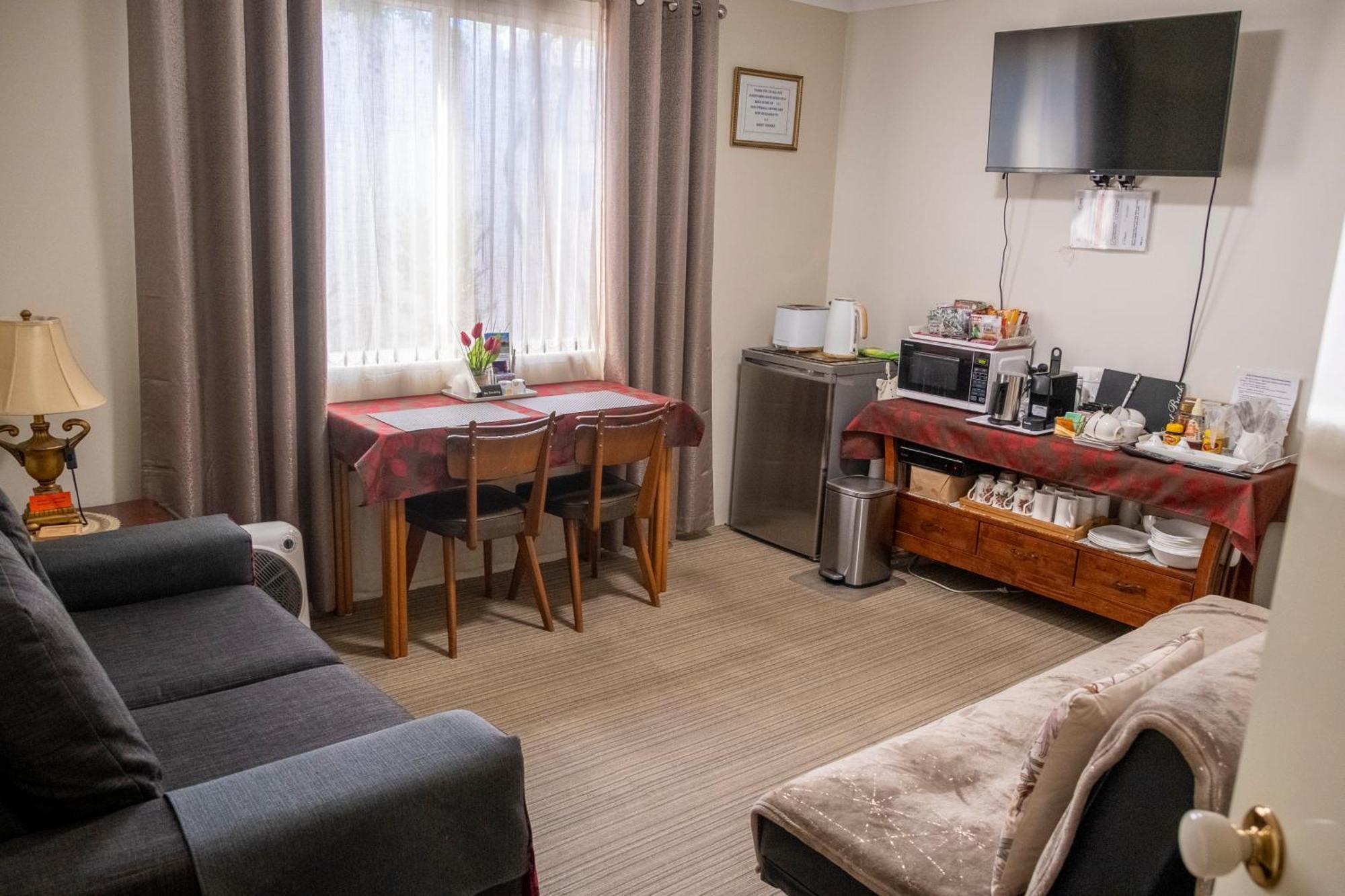 Deluxe Queen Suite