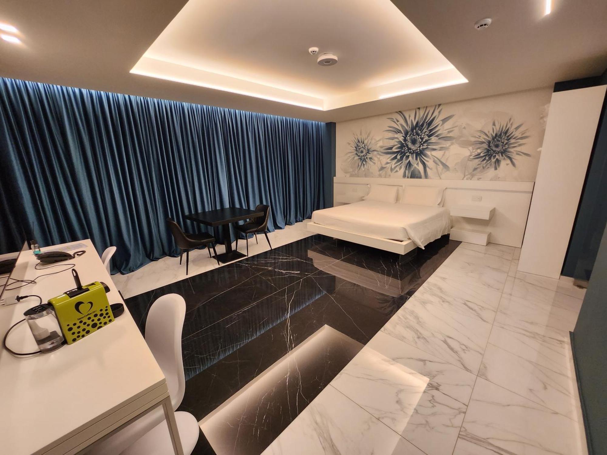 Deluxe Suite Spa Bath,1505212147:JPEG
