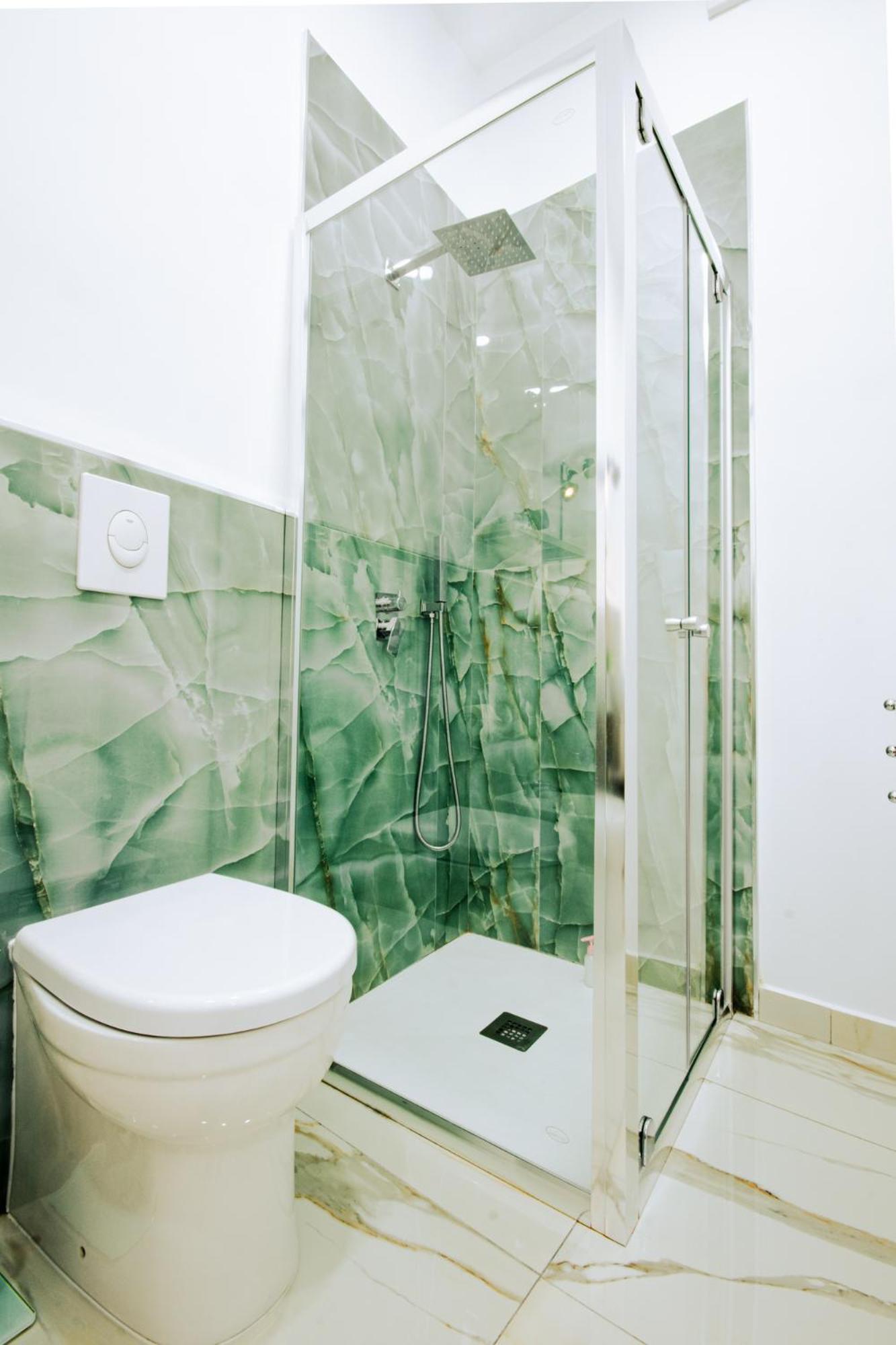 Quadruple Room Bathroom,1507775389:JPEG