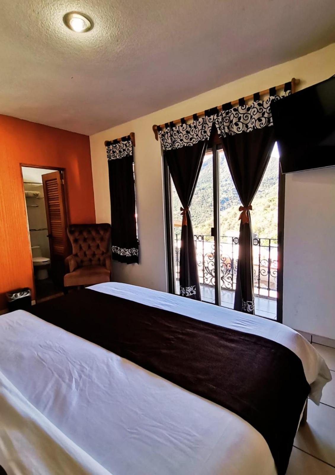 Habitación con cama extragrande y balcón