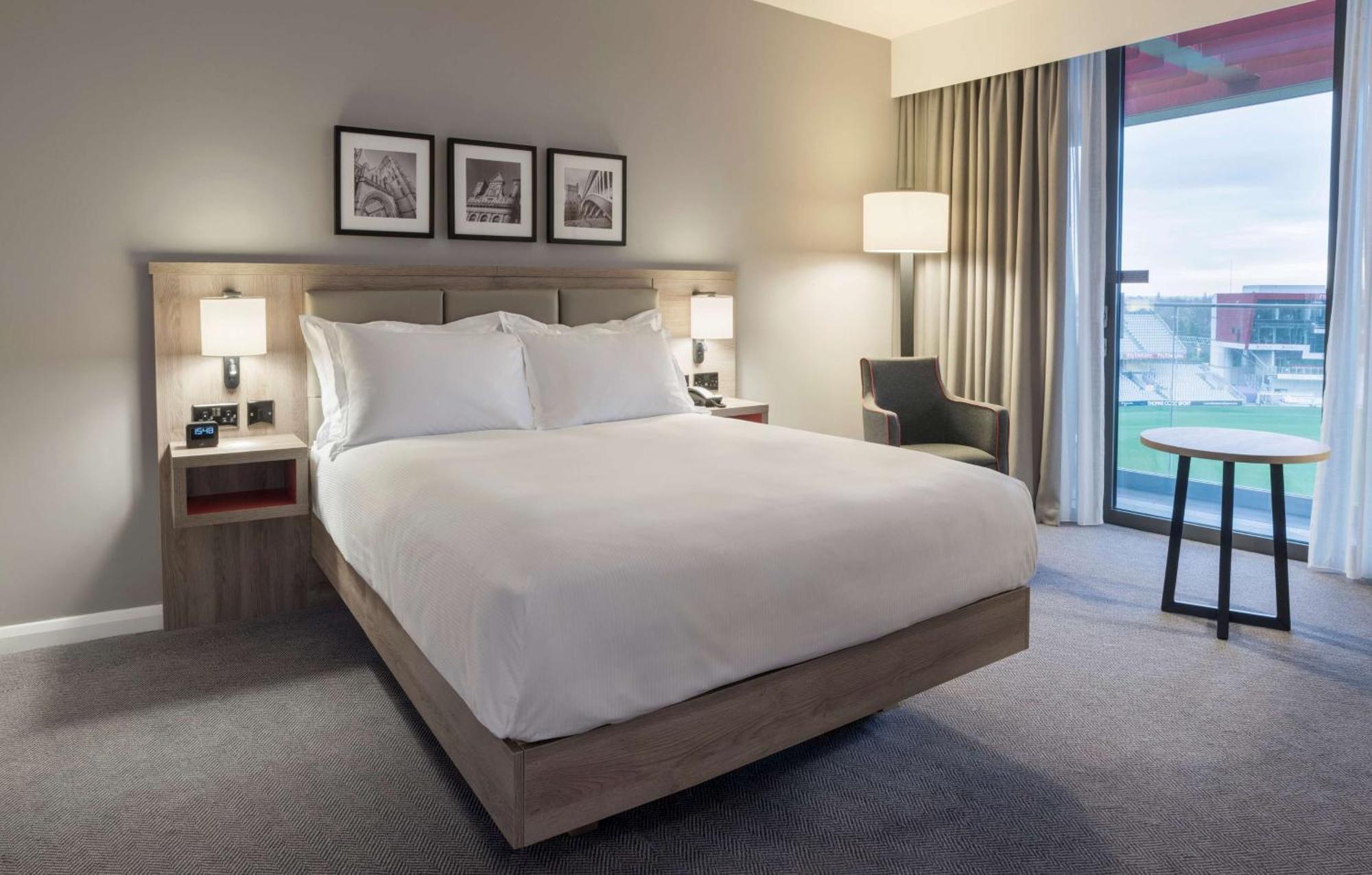 Deluxe King Room with Stadium View
