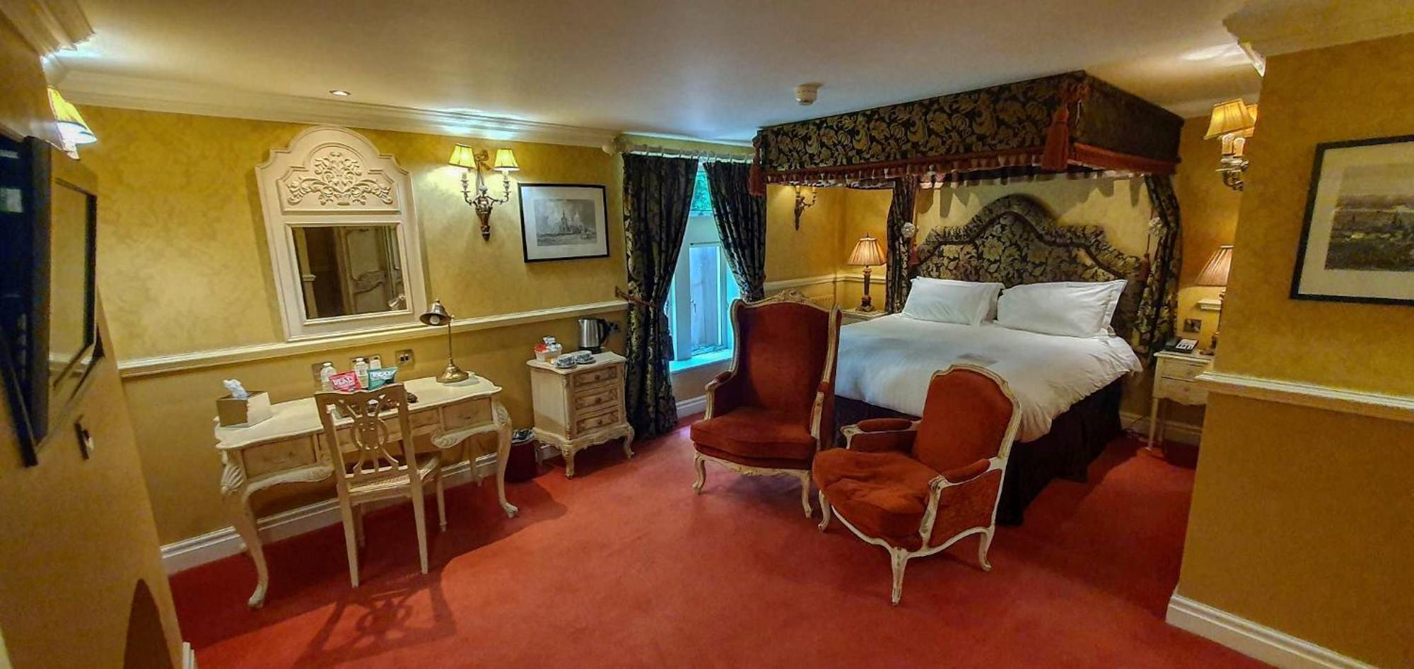 Courtyard Feature Room