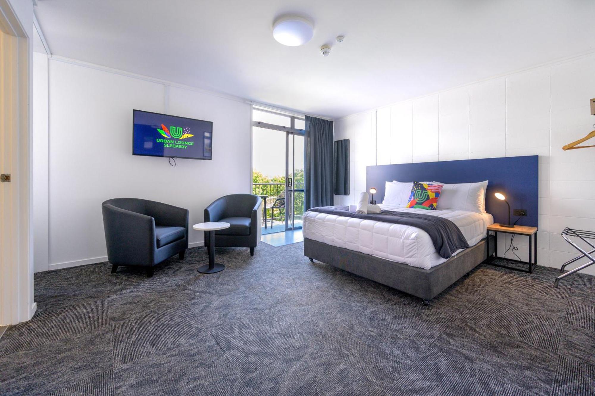 Queen Studio & Ensuite Bathroom