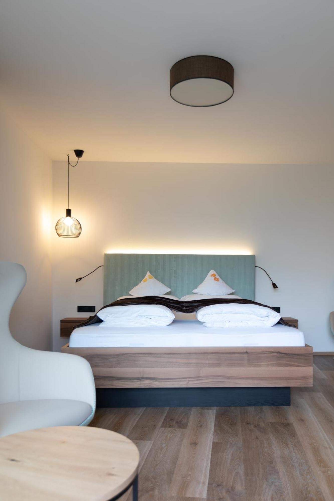 Deluxe Double Room Shower