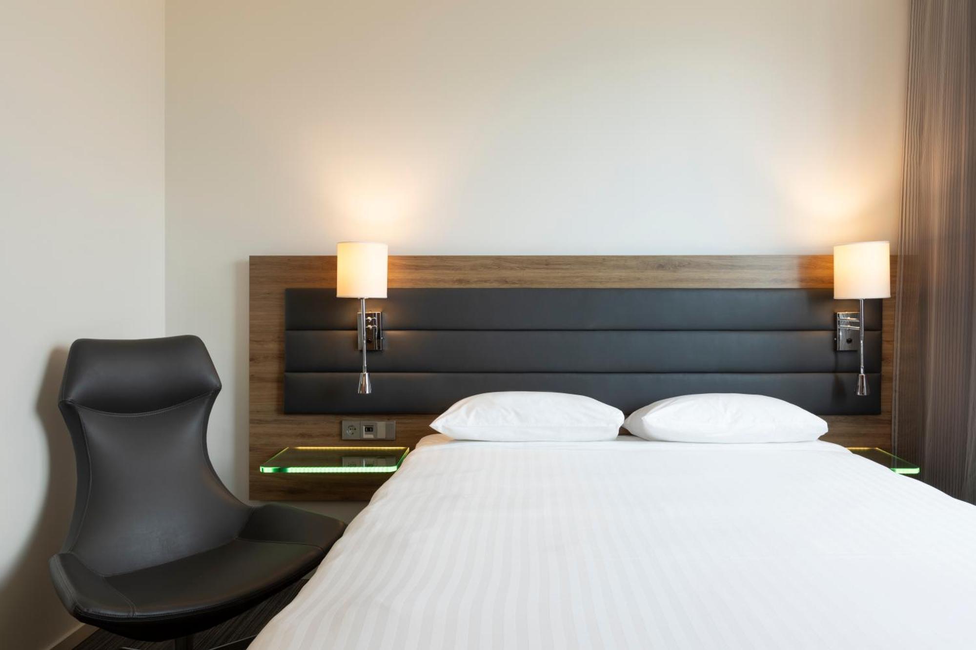 Moxy Zimmer mit Queensize-Bett