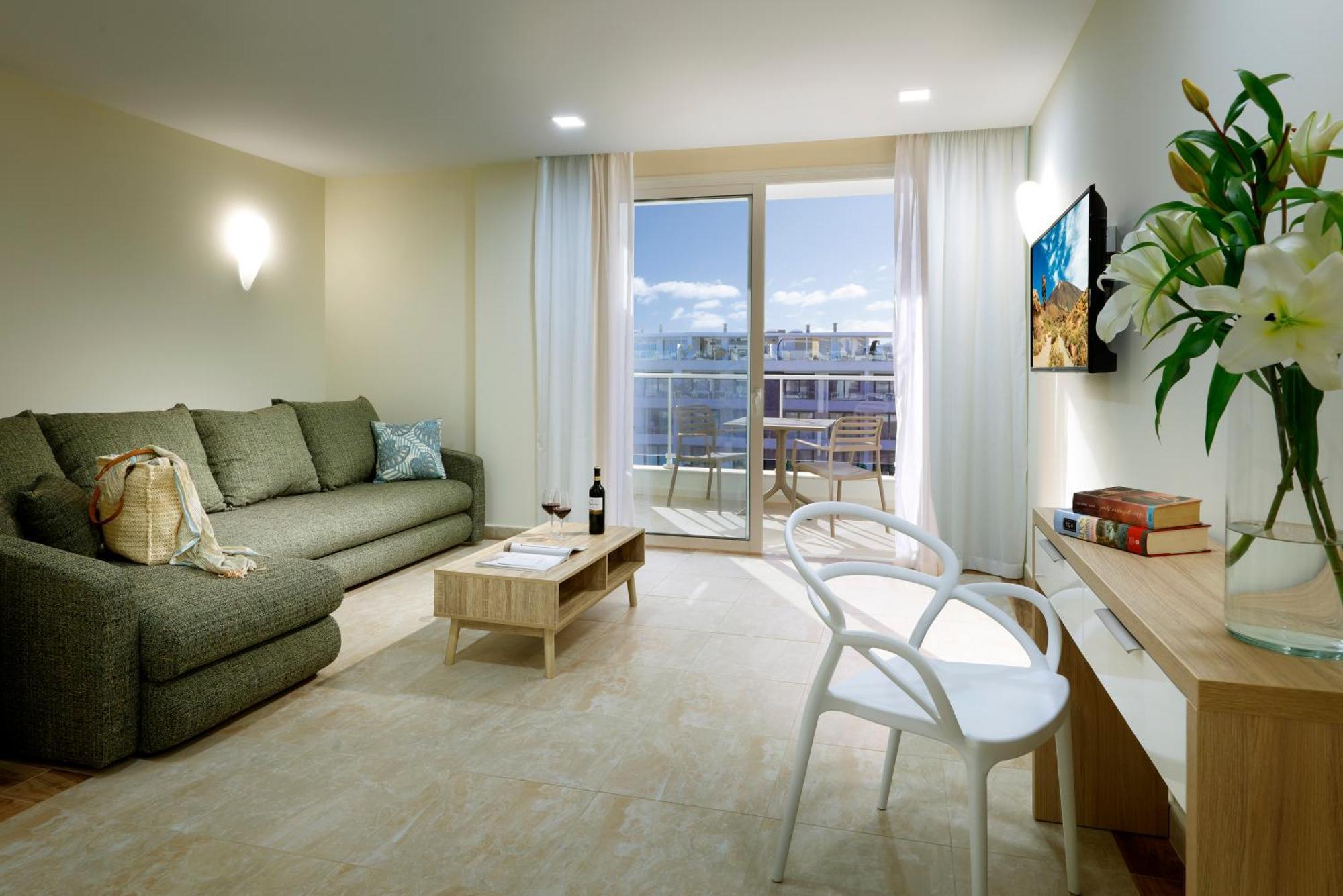 Two-Bedroom Apartment Large saloon Balcony,1531804027:JPEG