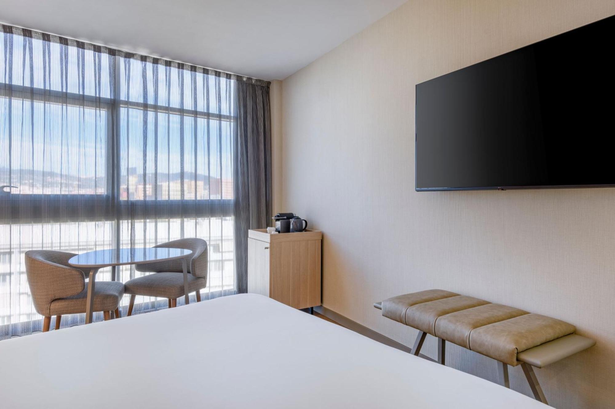 Zimmer mit Kingsize-Bett und Stadtblick