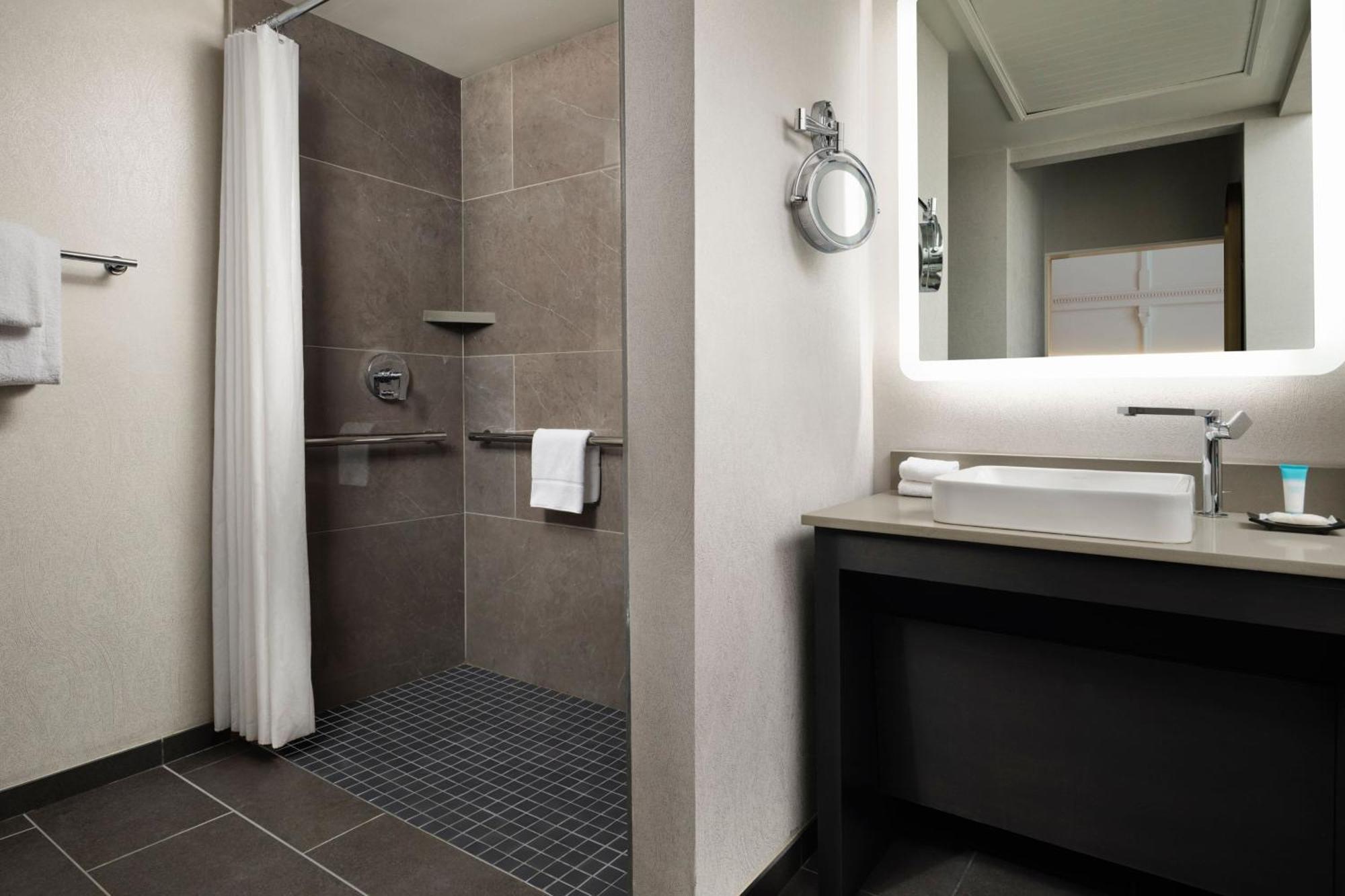 Habitación adaptada para personas con movilidad reducida con ducha accesible en silla de ruedas - 1 cama extragrande