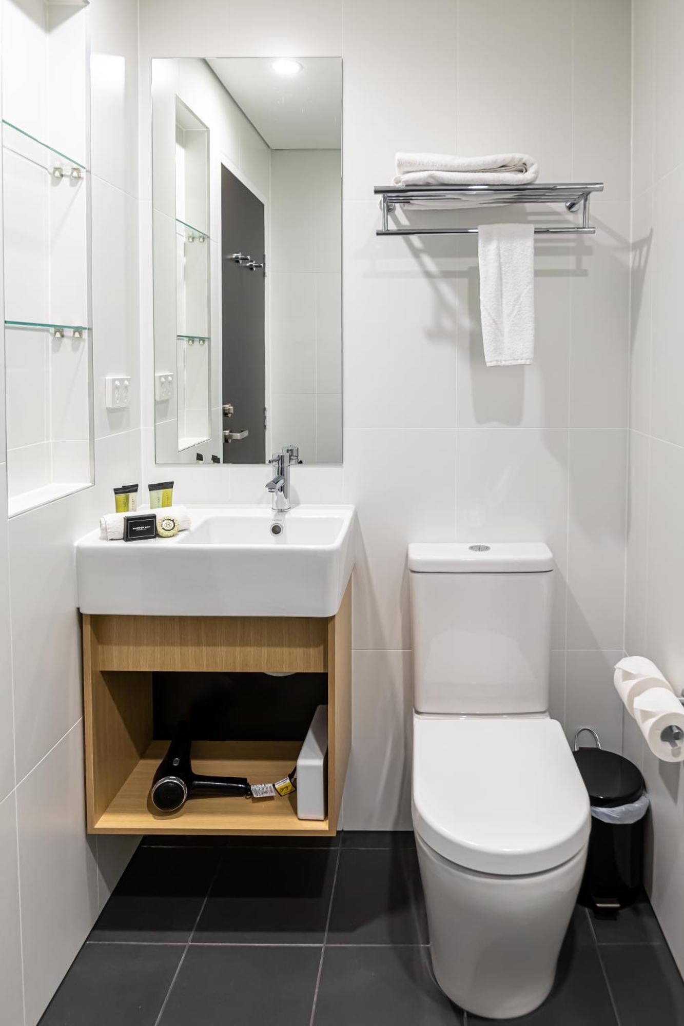 Zimmer Micro mit Queensize-Bett und Balkon