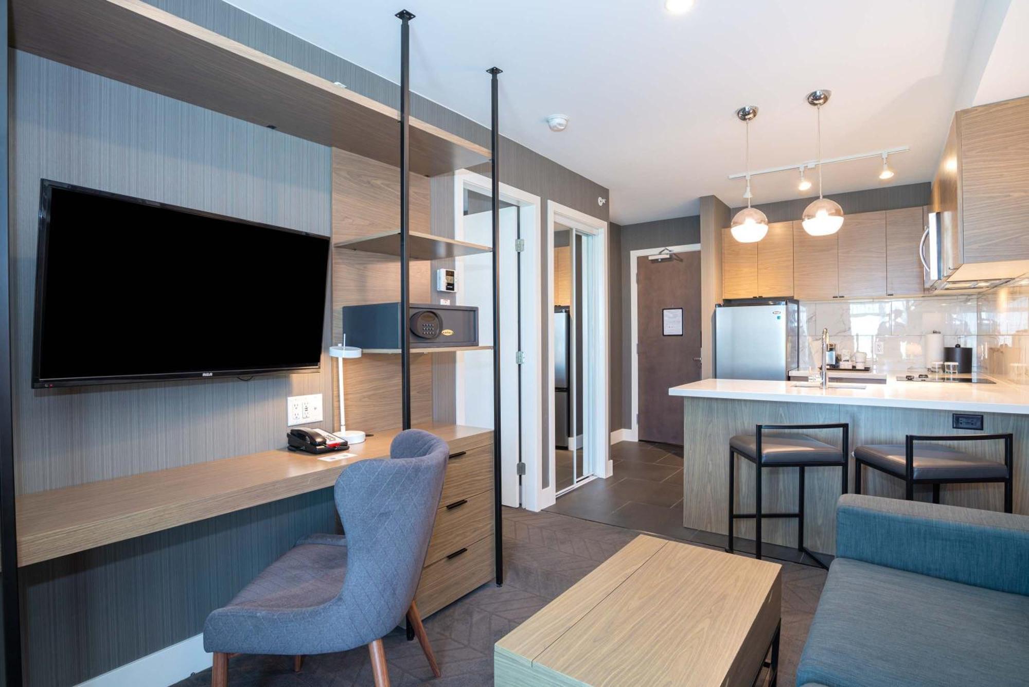 Signature Suite 1 King Bed Sofa Bed Kitchen