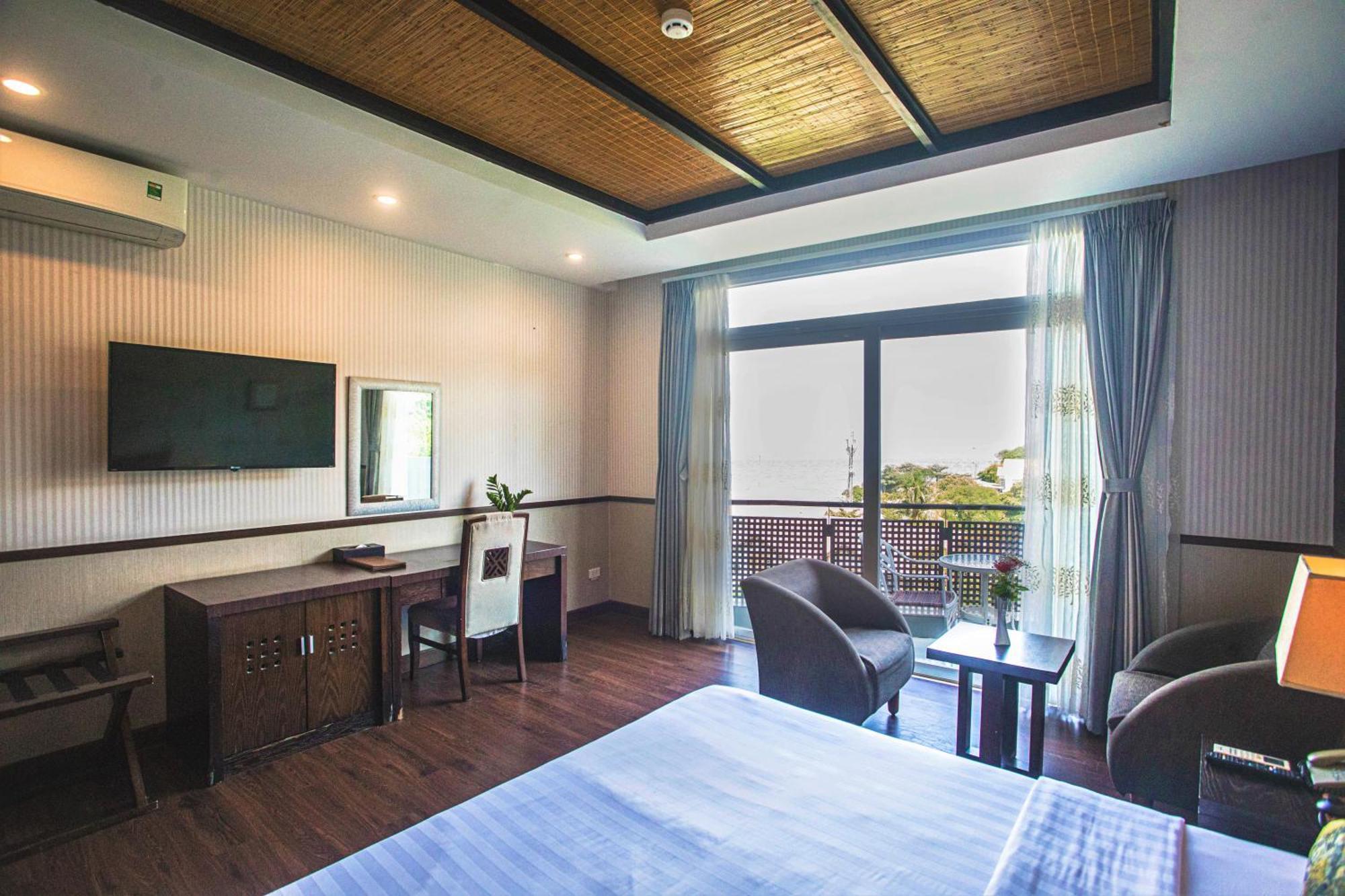 Deluxe Double Room with Partial Sea View