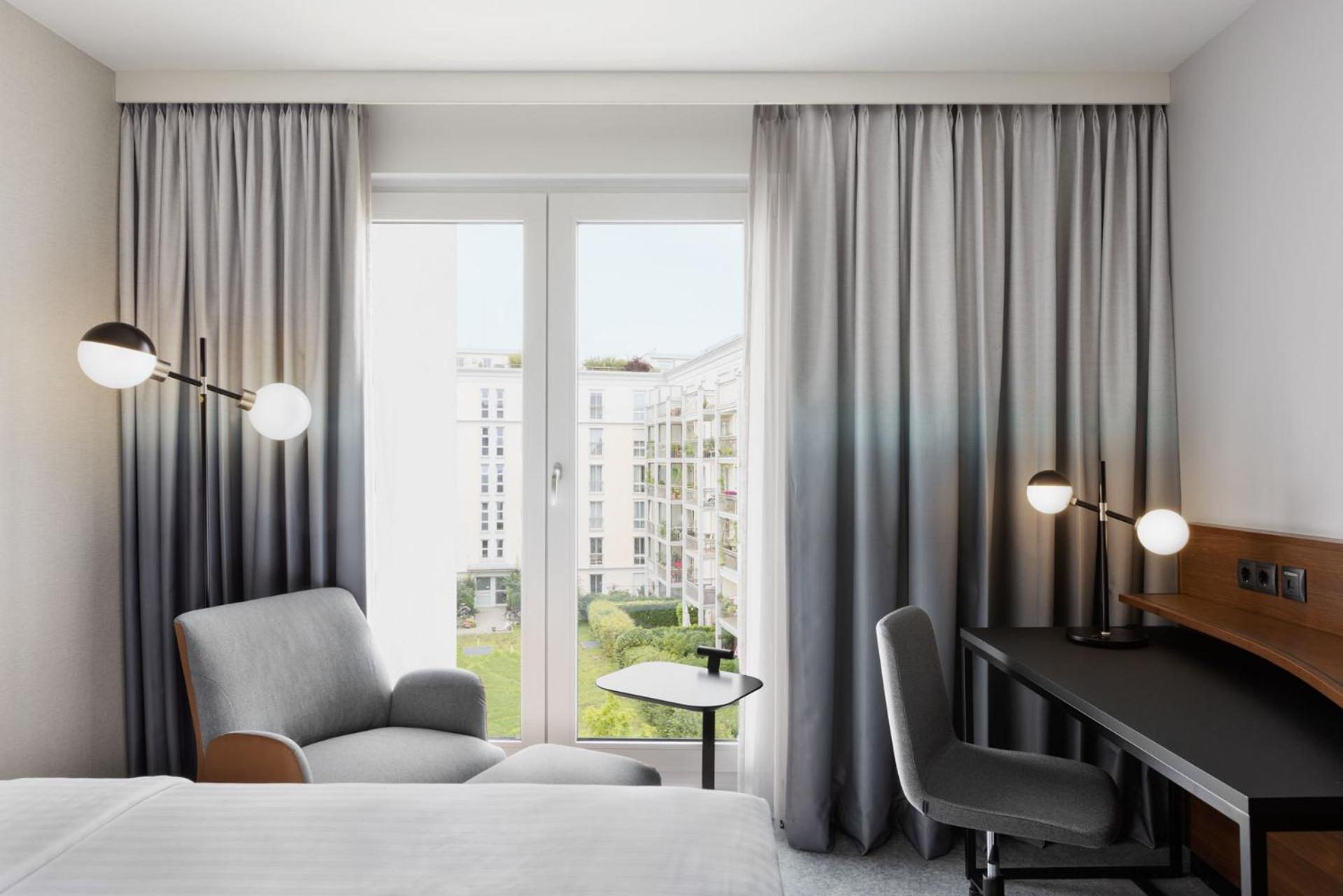 Superior Zimmer mit 1 Kingsize-Bett und Blick auf den Innenhof