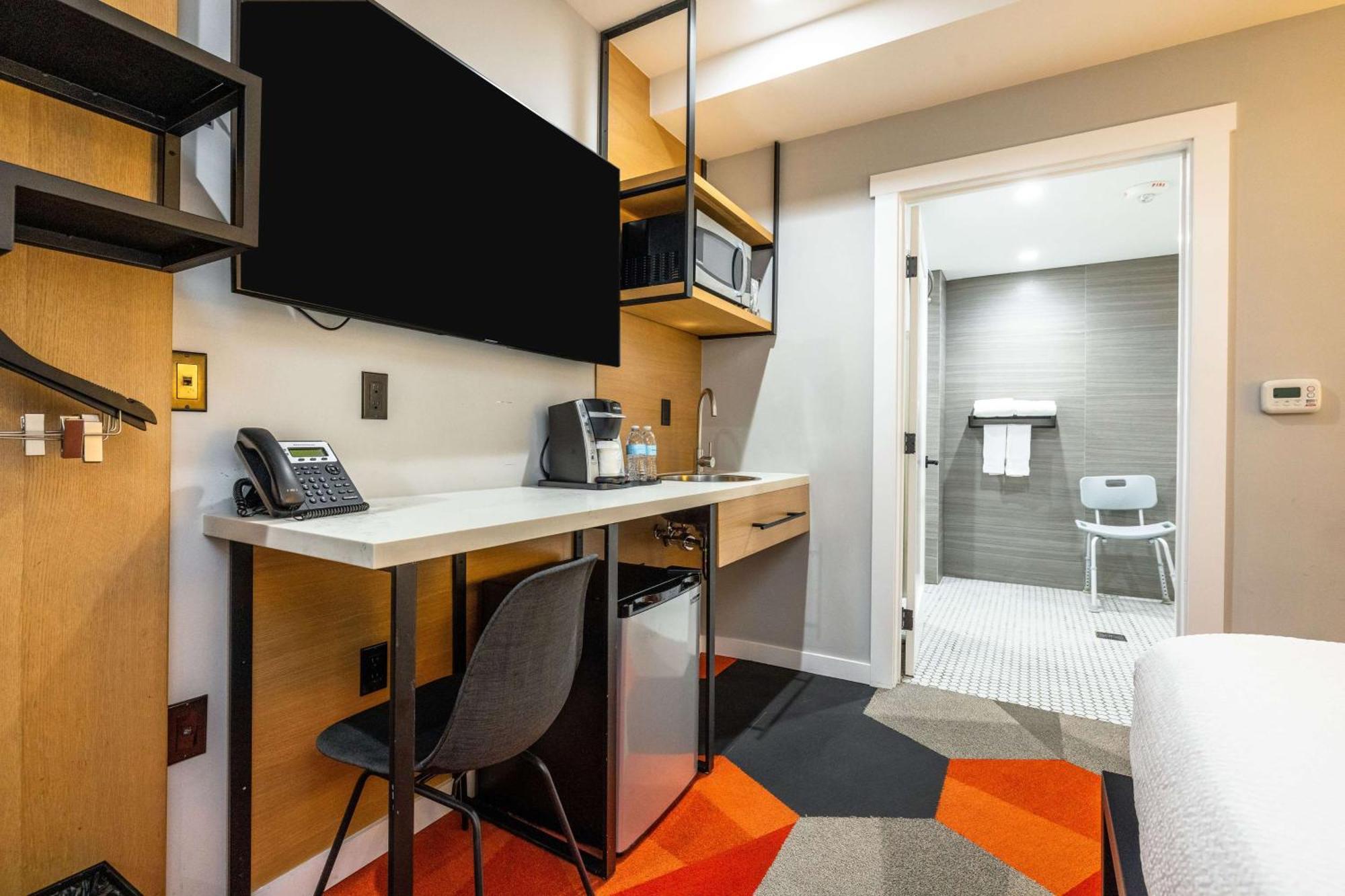 Double Room with Two Double Beds and Tub - Mobility and Hearing Accessible