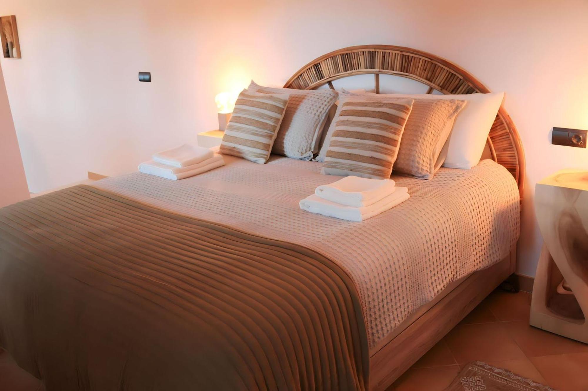 Habitación con cama extragrande y vistas al jardín