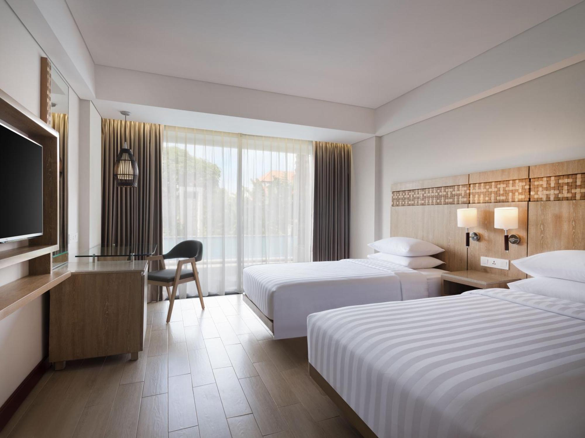 Deluxe Twin Room with Pool View and Free Shuttle Service to Double-Six Beach