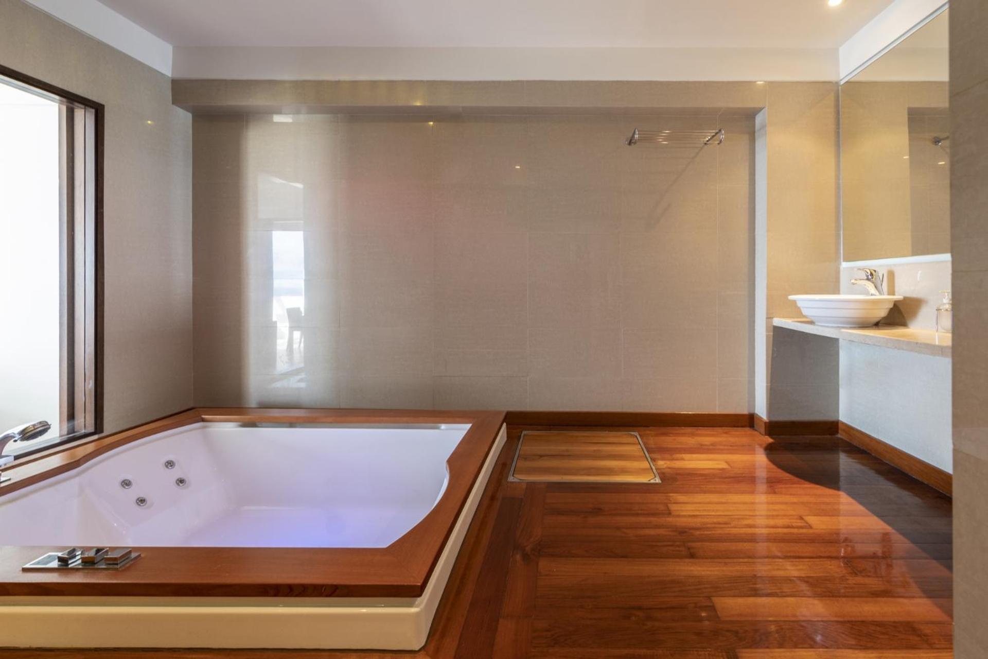 Suite Sea View with Indoor Jacuzzi