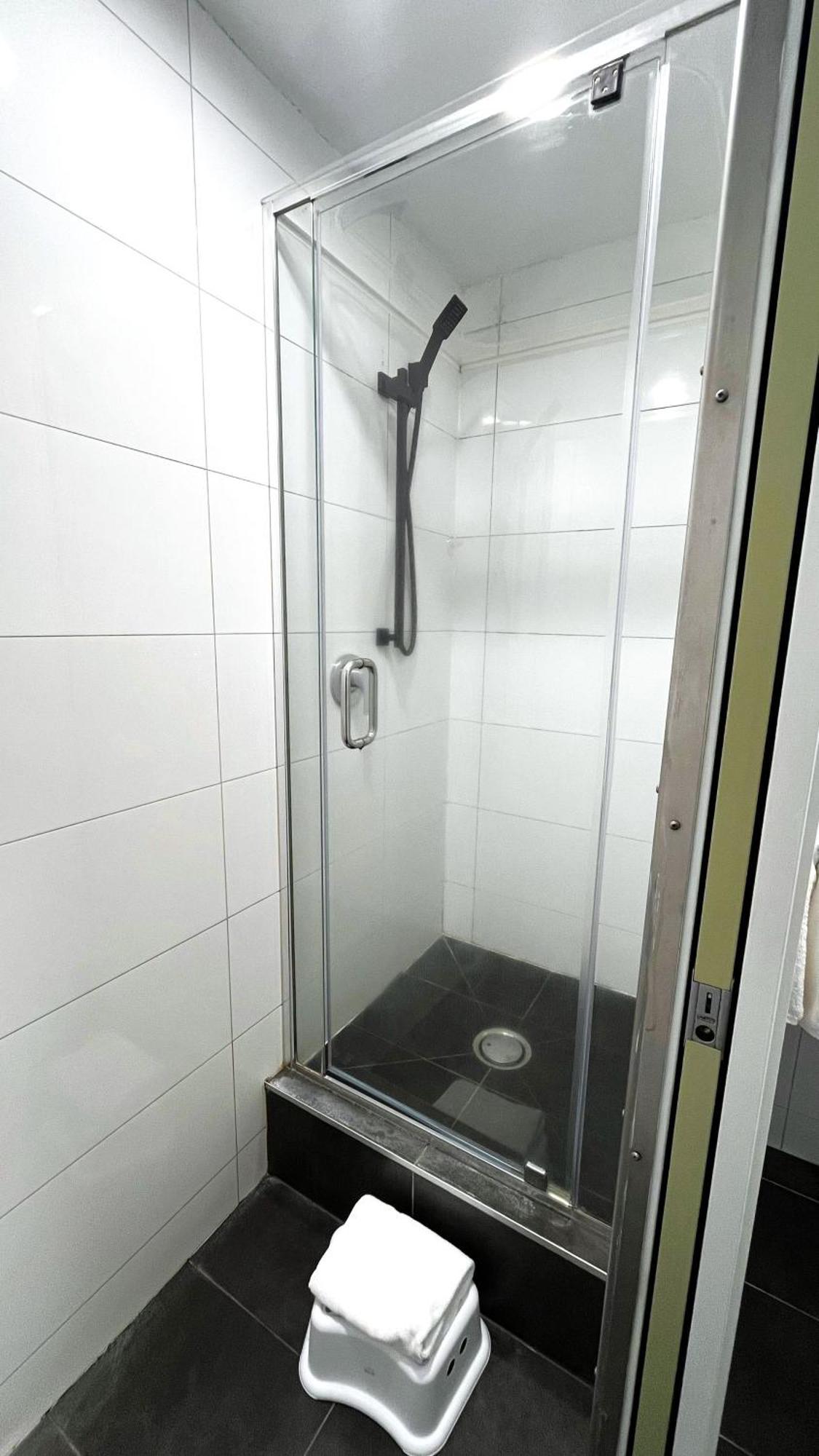 Queen Studio 1 Single & Ensuite bathroom