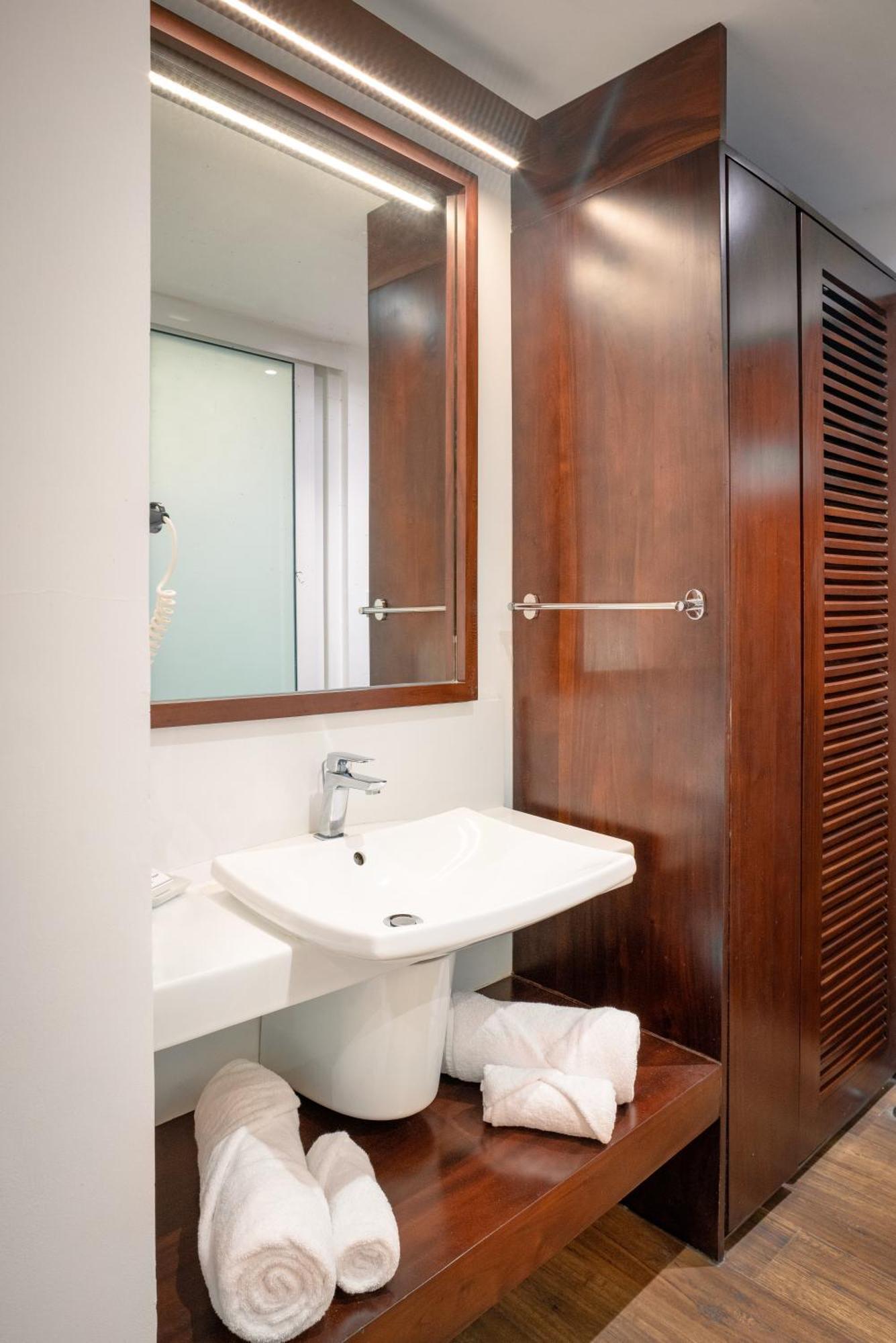 Deluxe King Room with Balcony
