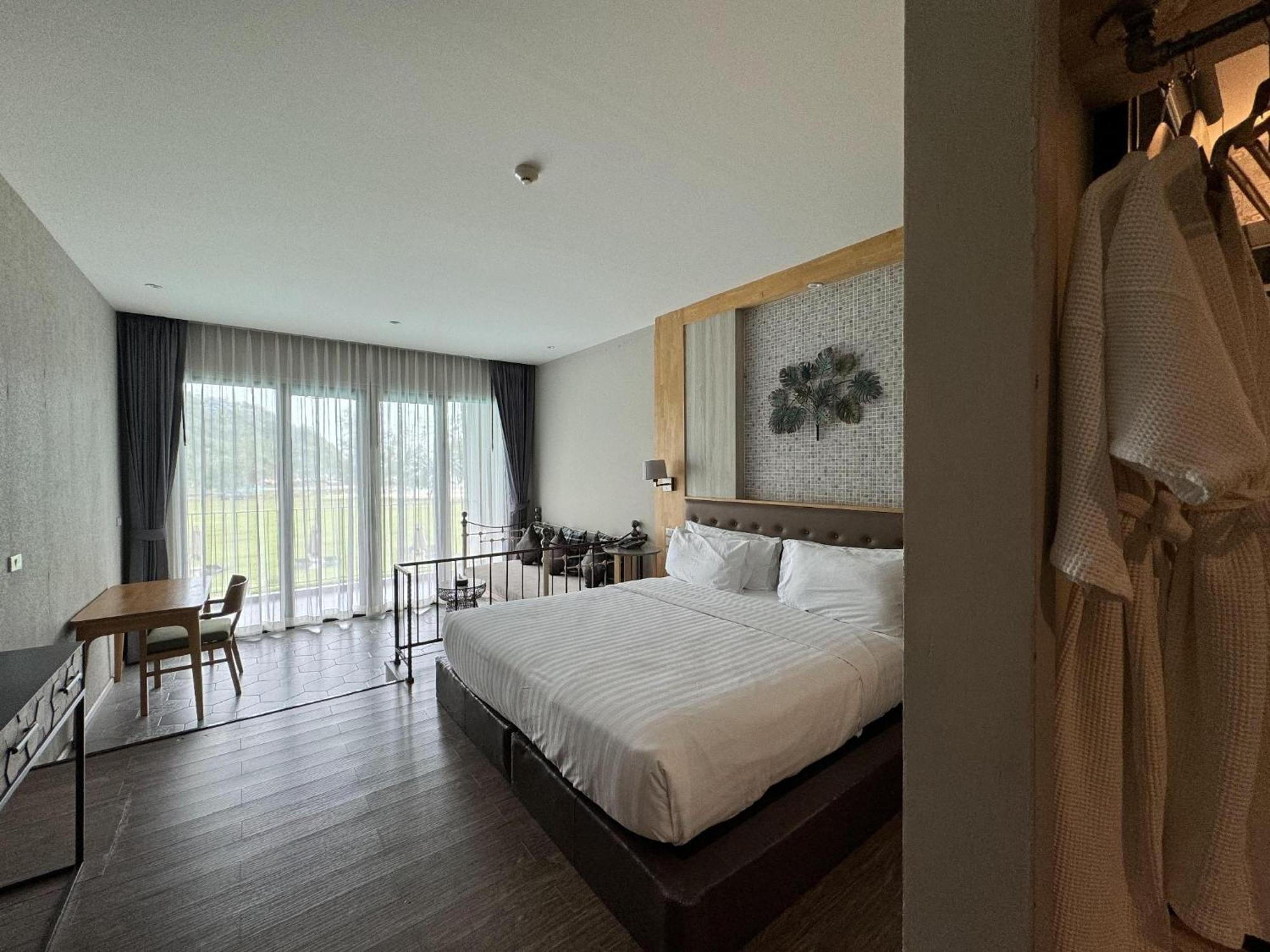Deluxe Double or Twin Room Sea View,1544305072:JPEG