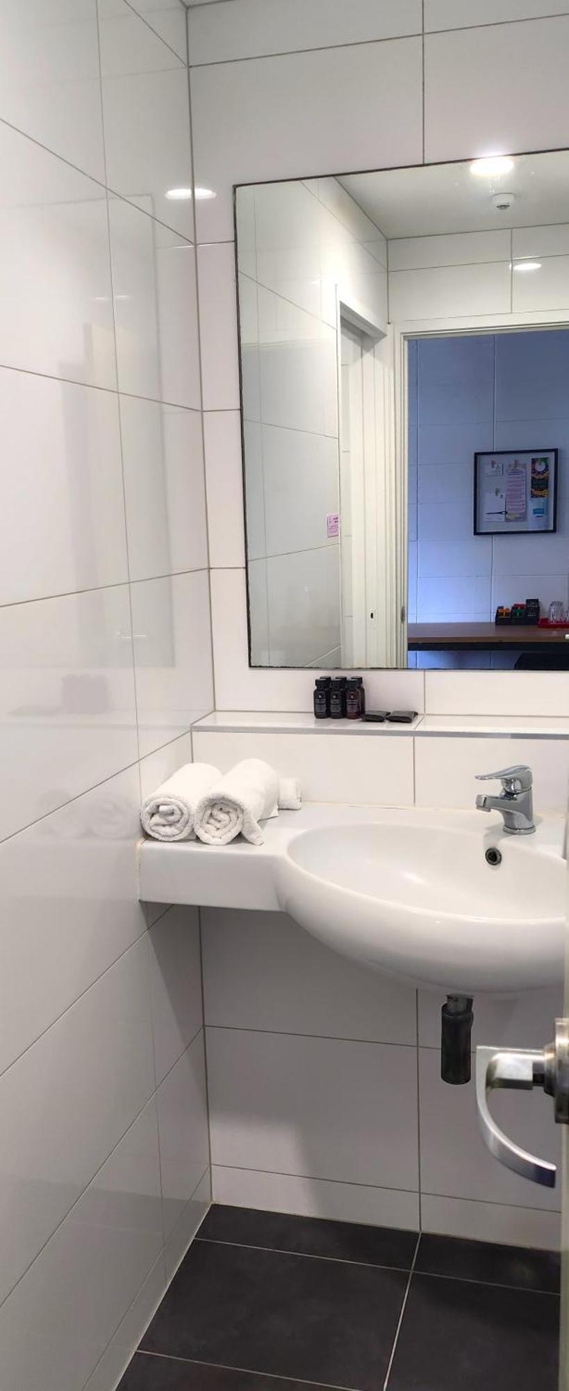 Queen Studio 1 Single & Ensuite bathroom