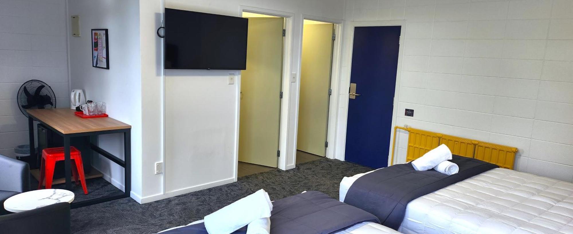 Twin Studio 2 Queen Beds & Ensuite bathroom
