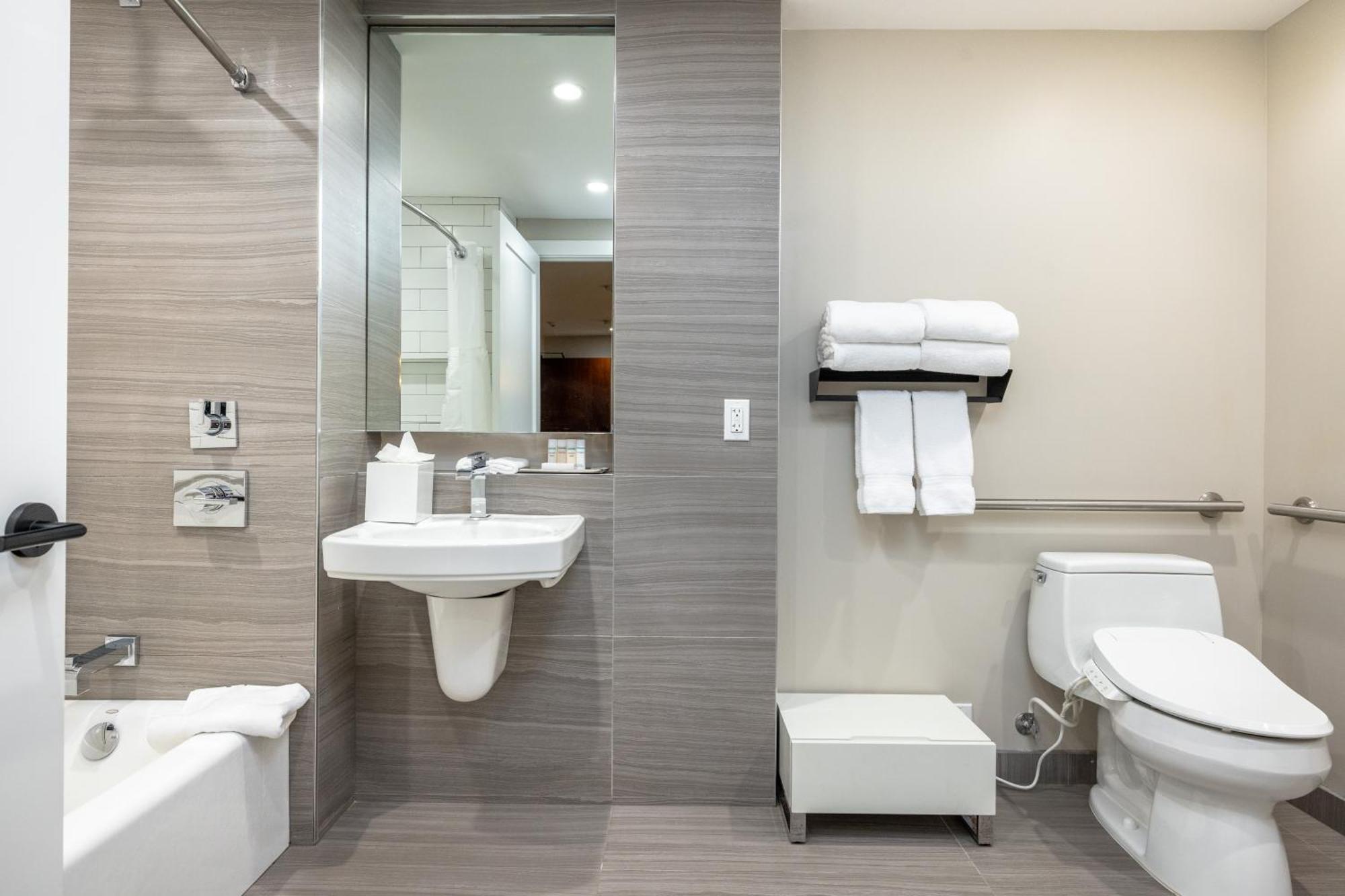 Queen Room with Bath Tub - Disability Access