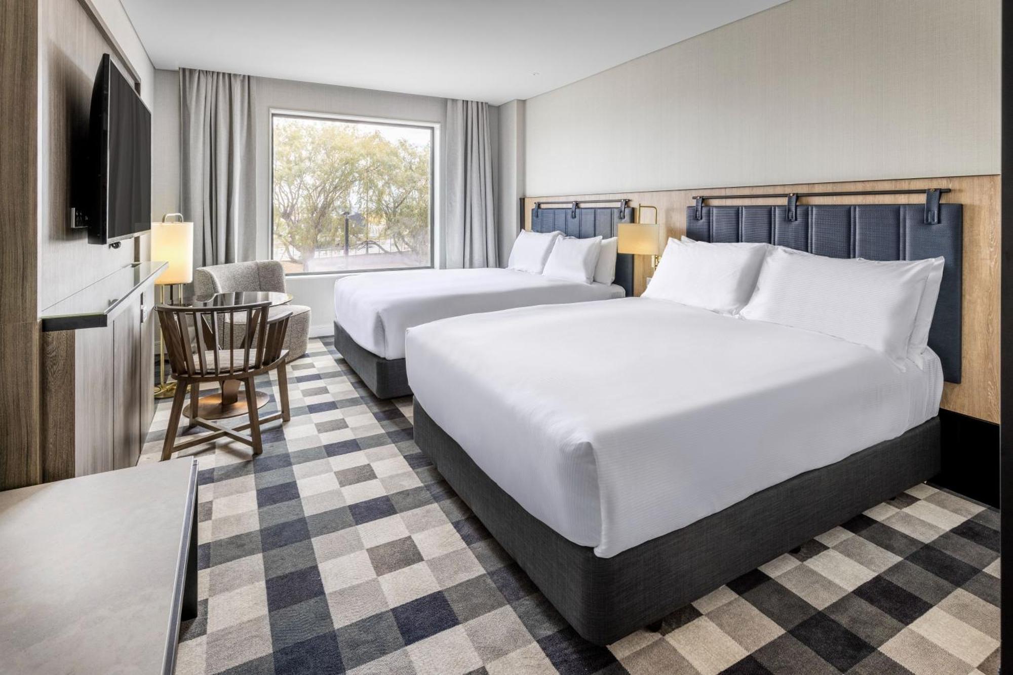 Queen Guest Room Garden View