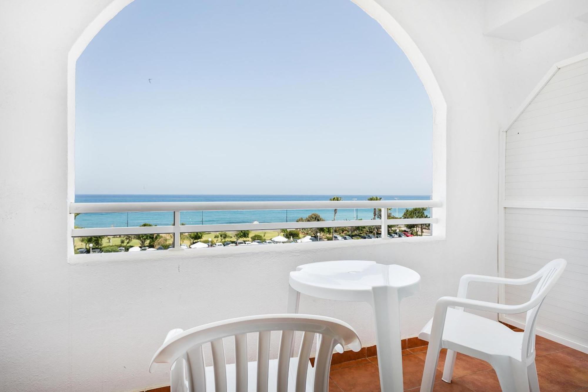 Quarto Duplo Standard com Vista Mar (2 Adultos + 2 Crianças)