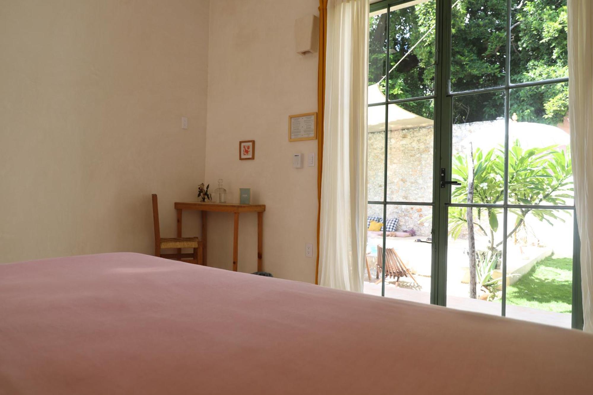 Habitación con cama extragrande y vistas a la piscina