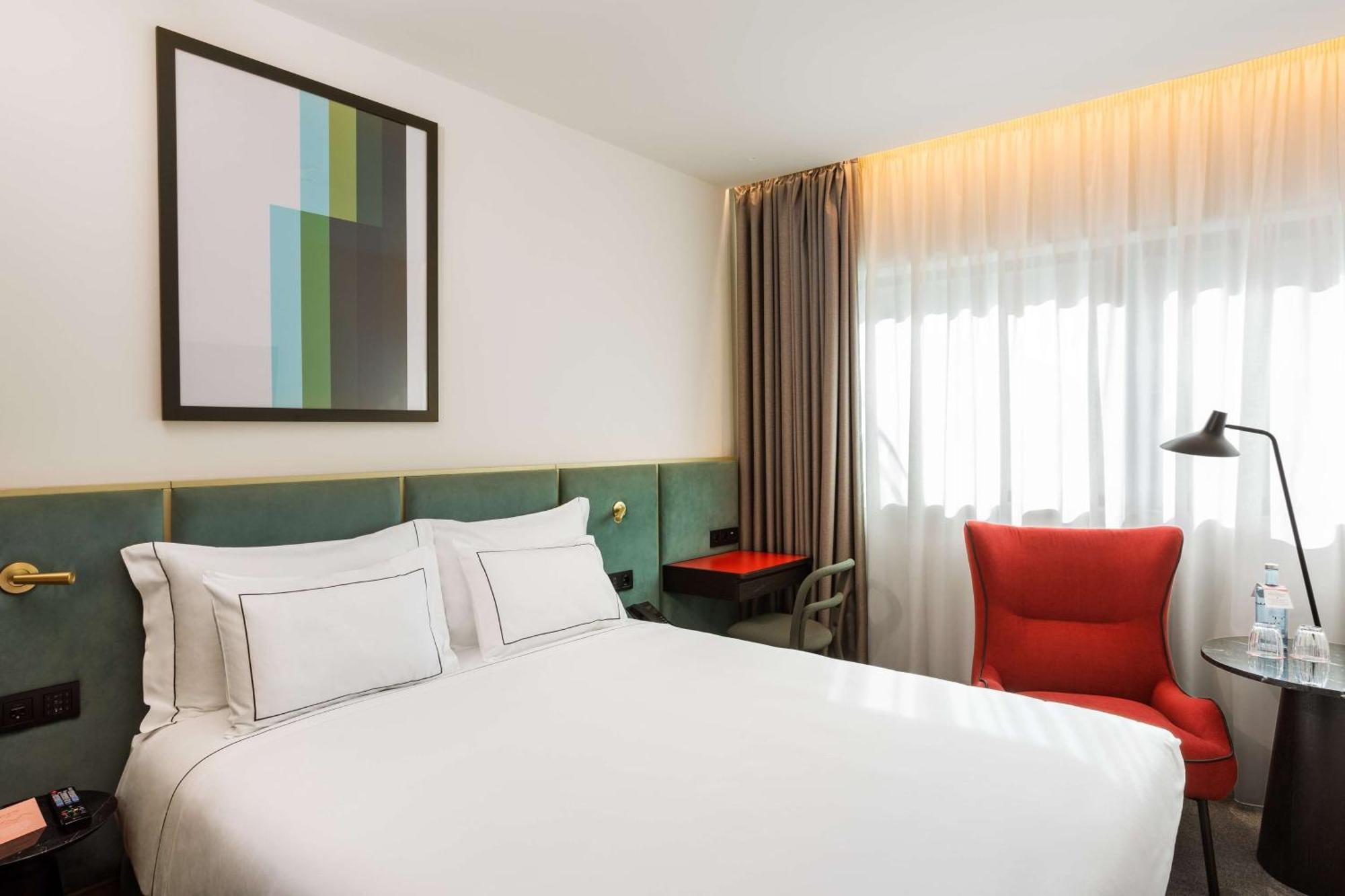 Habitación con cama grande