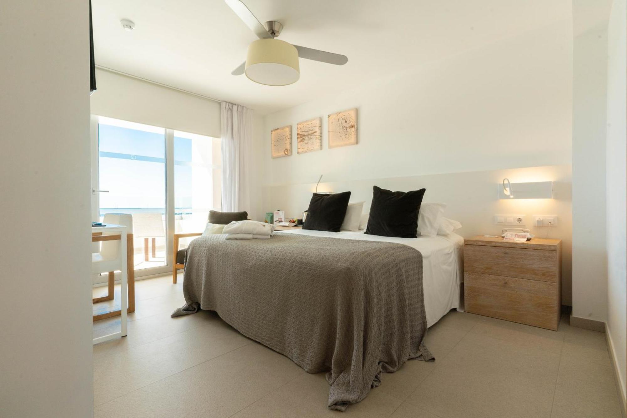Double or Twin Room Sea View