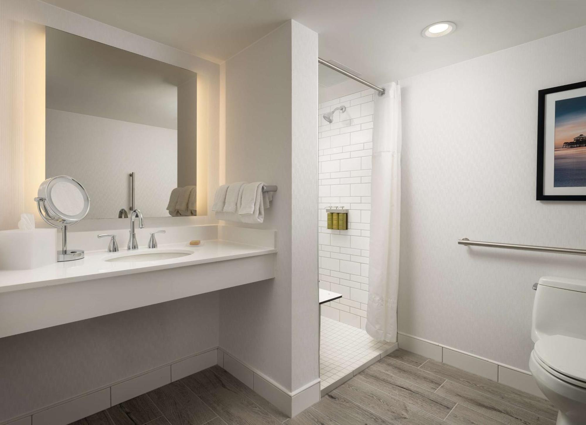 Habitación con cama extragrande y ducha a ras de suelo - Adaptada para personas con movilidad reducida