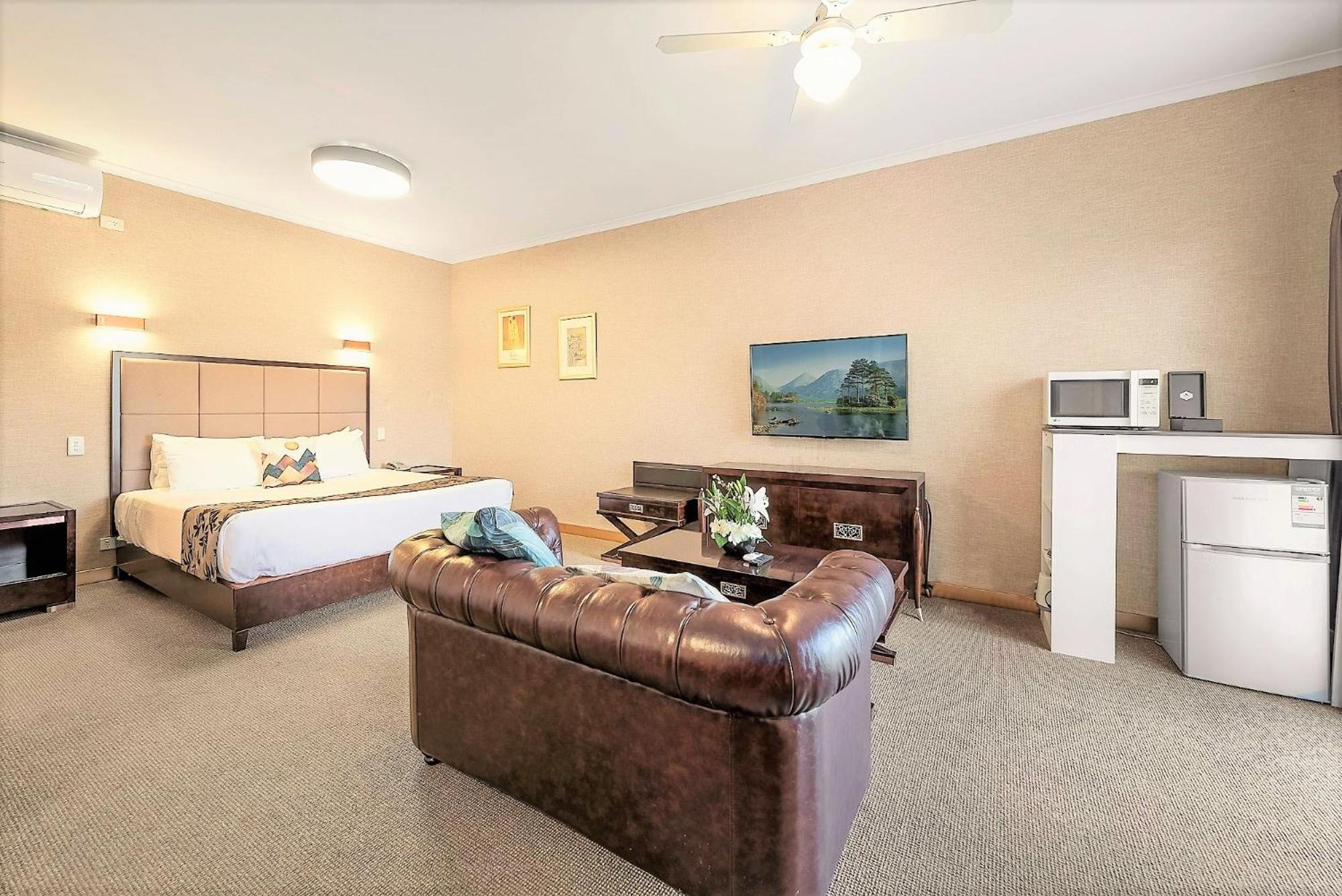 Hillview Spa Suite One King Bed