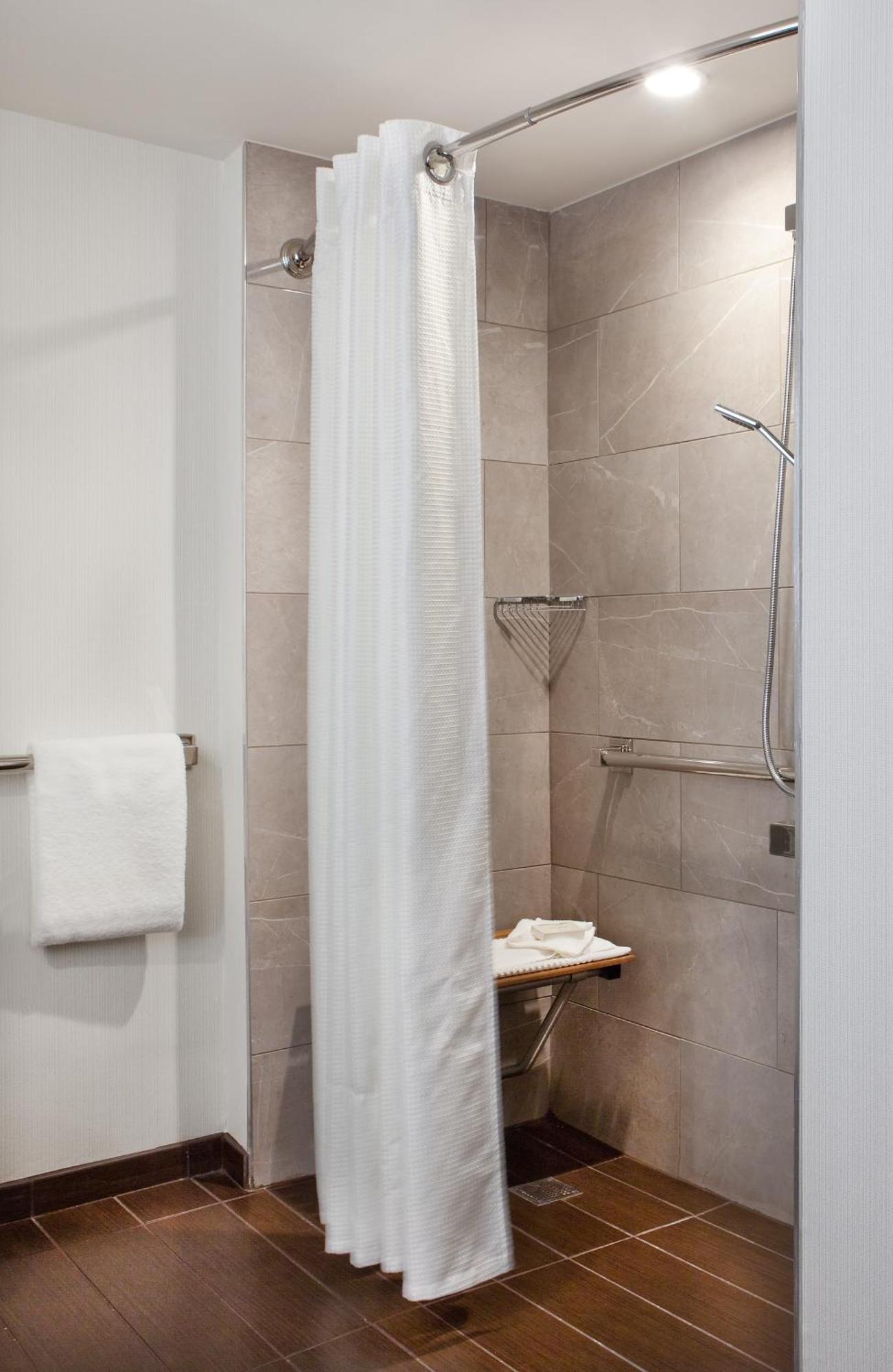 Zimmer mit 2 Queensize-Betten und rollstuhlgerechter Dusche – barrierefrei