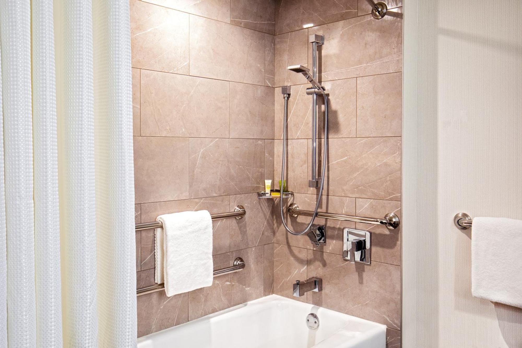 Zimmer mit 2 Queensize-Betten und Badewanne - für Hörgeschädigte und Gäste mit eingeschränkter Mobilität geeignet
