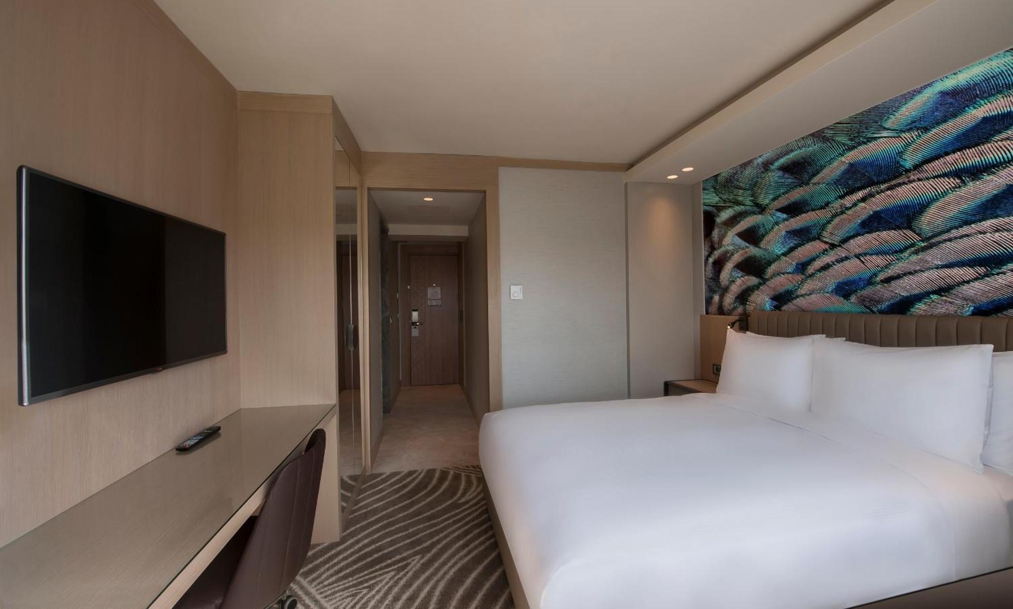 Zimmer mit Queensize-Bett und Balkon