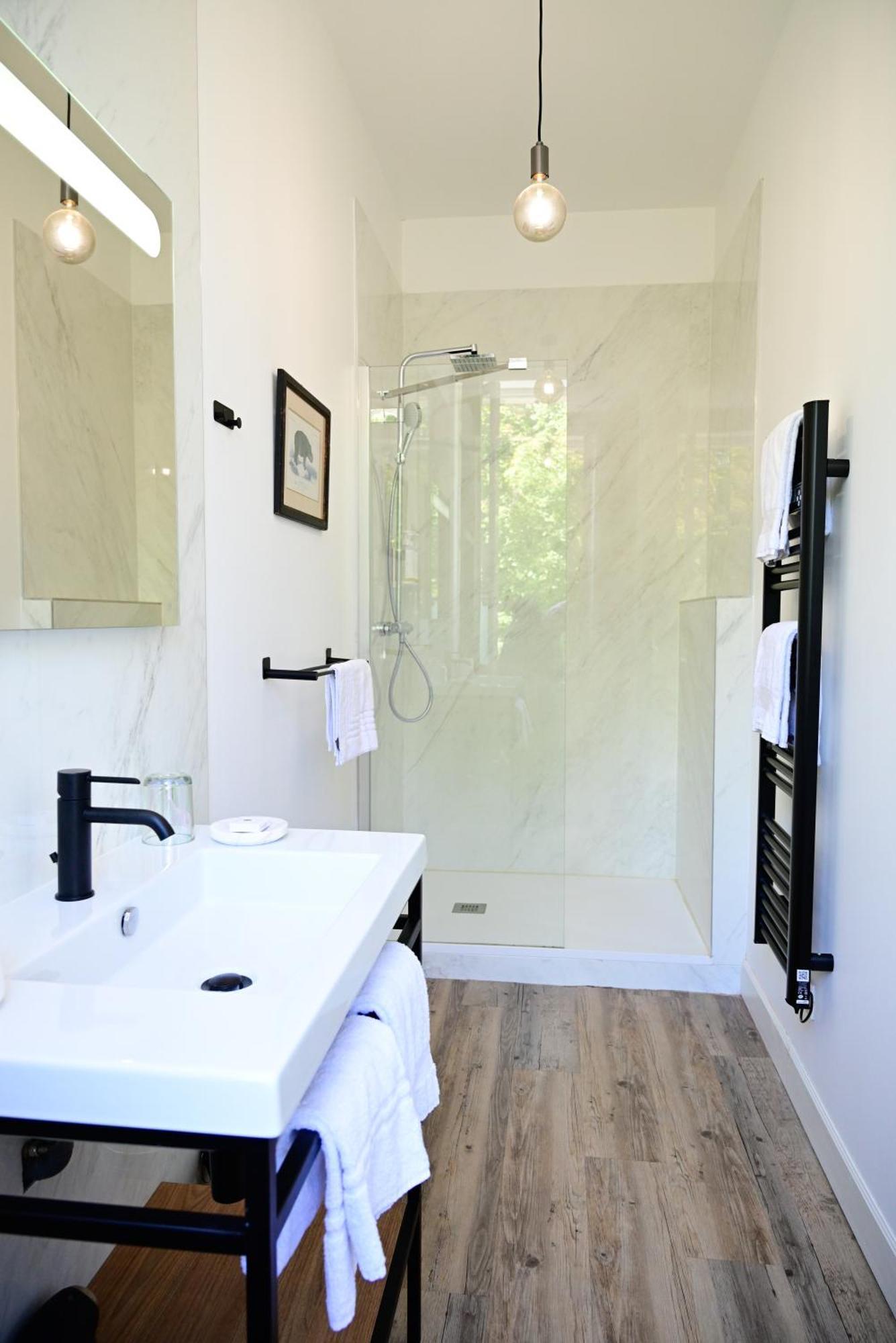 Chambre Lit Queen-Size - Vue sur Piscine
