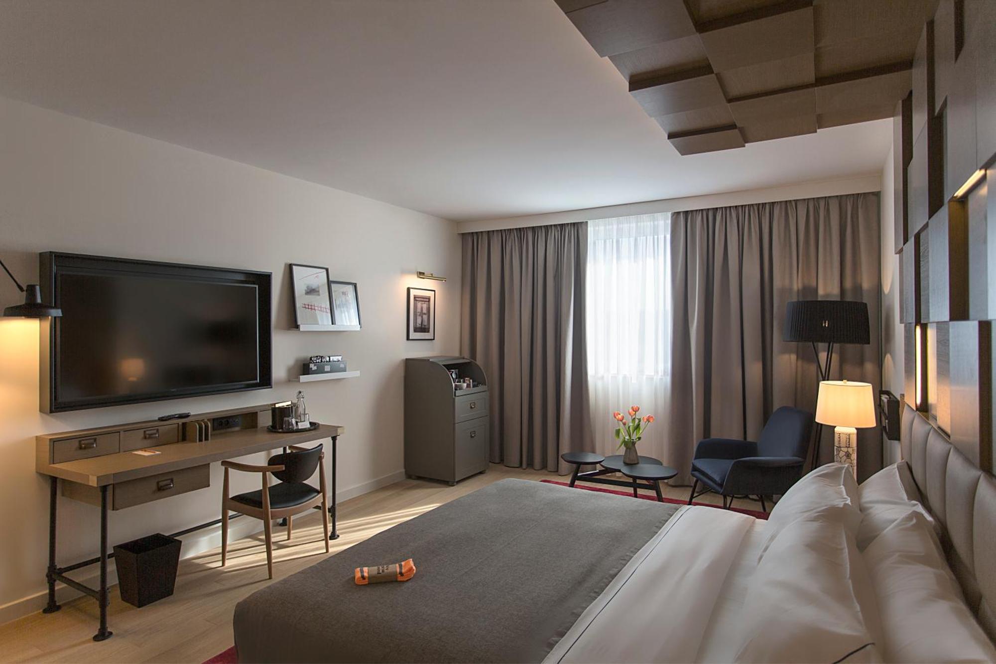 Zimmer mit Kingsize-Bett