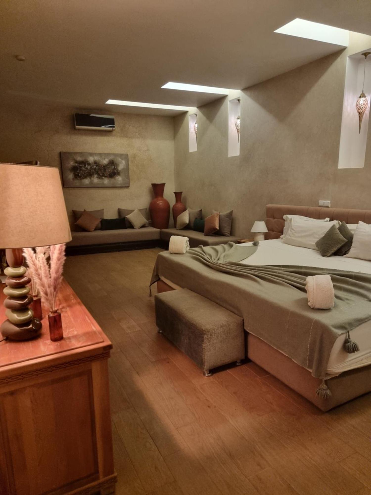 Amira room