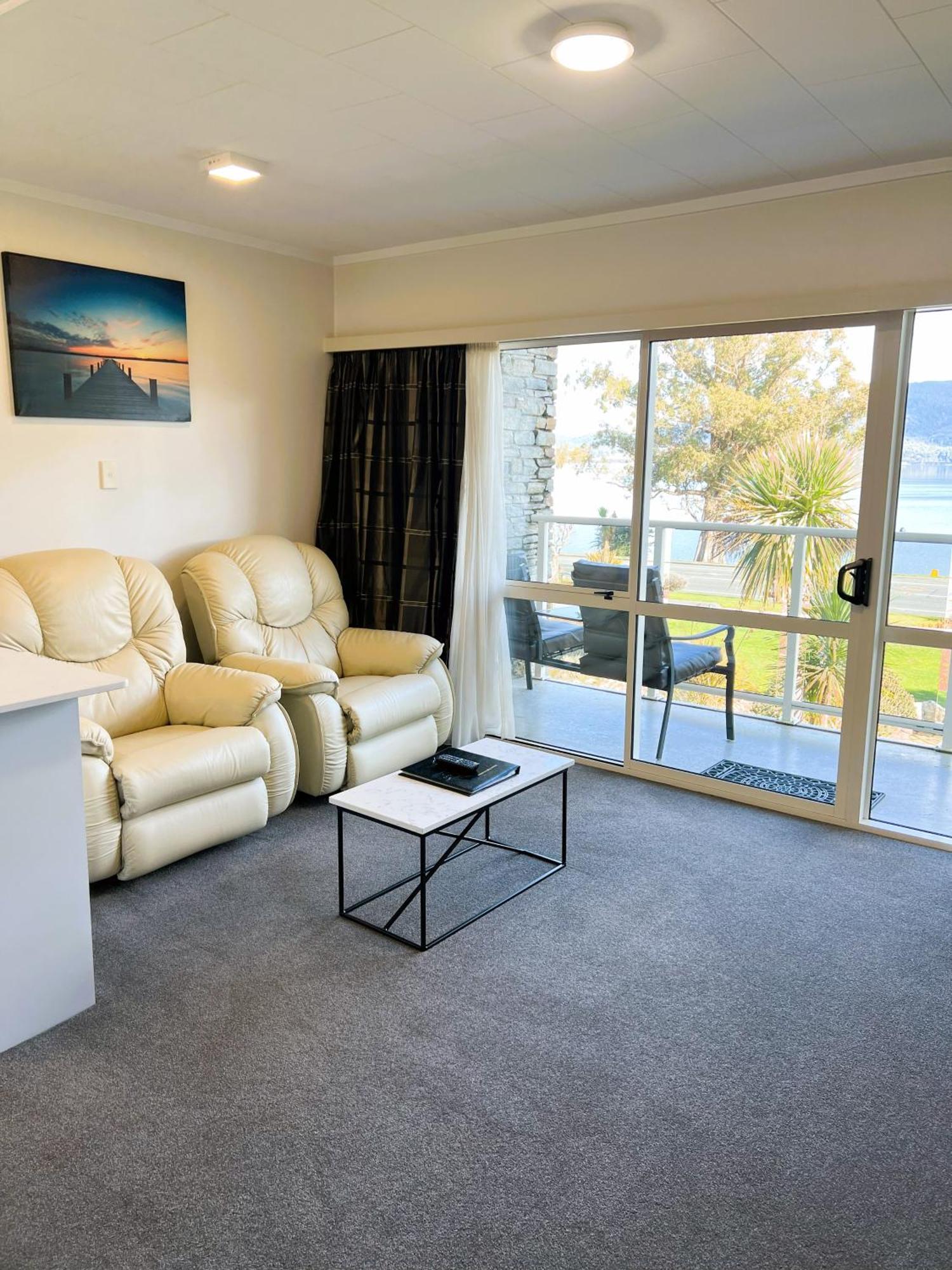 King One-Bedroom Apartment - Upstairs Lakeview