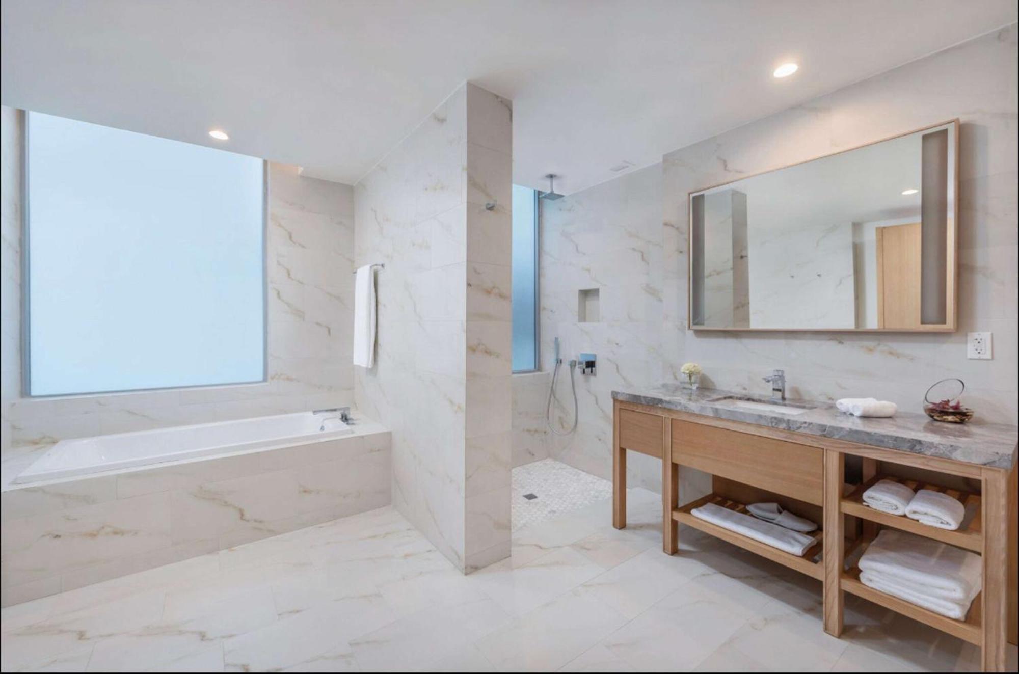 One-Bedroom Suite with Sea View