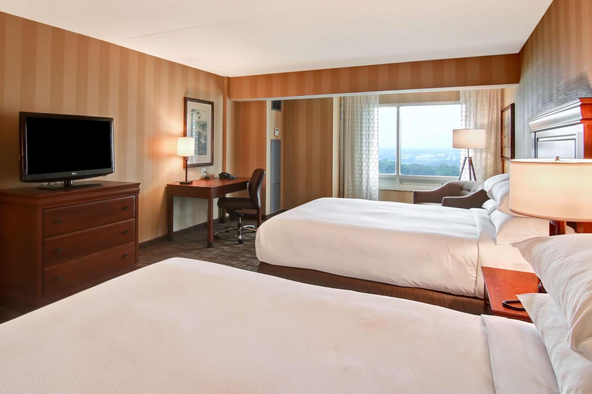 Queen Room Two Queen Beds Upper Niagara River View