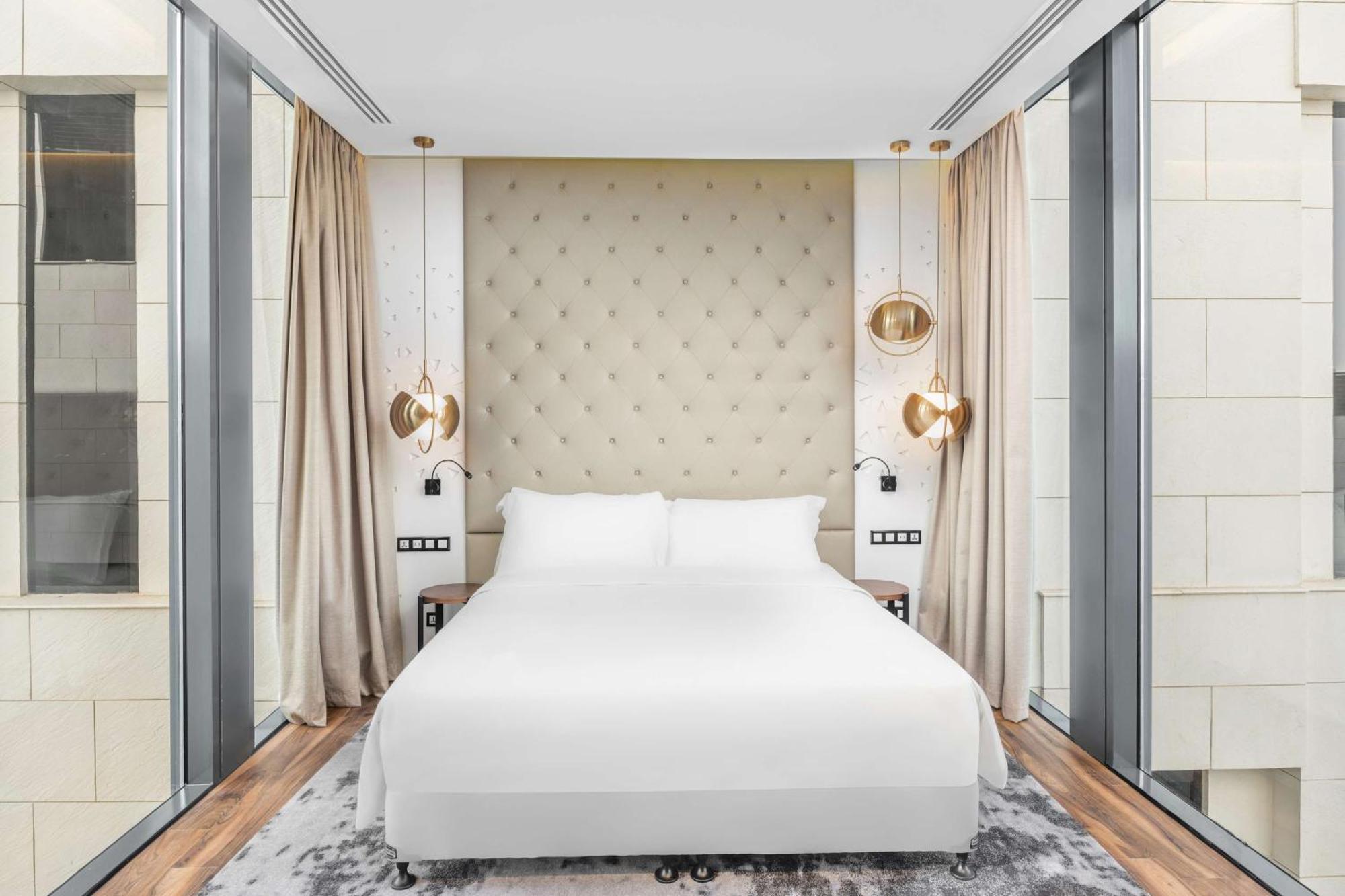 One-Bedroom Bridge Suite