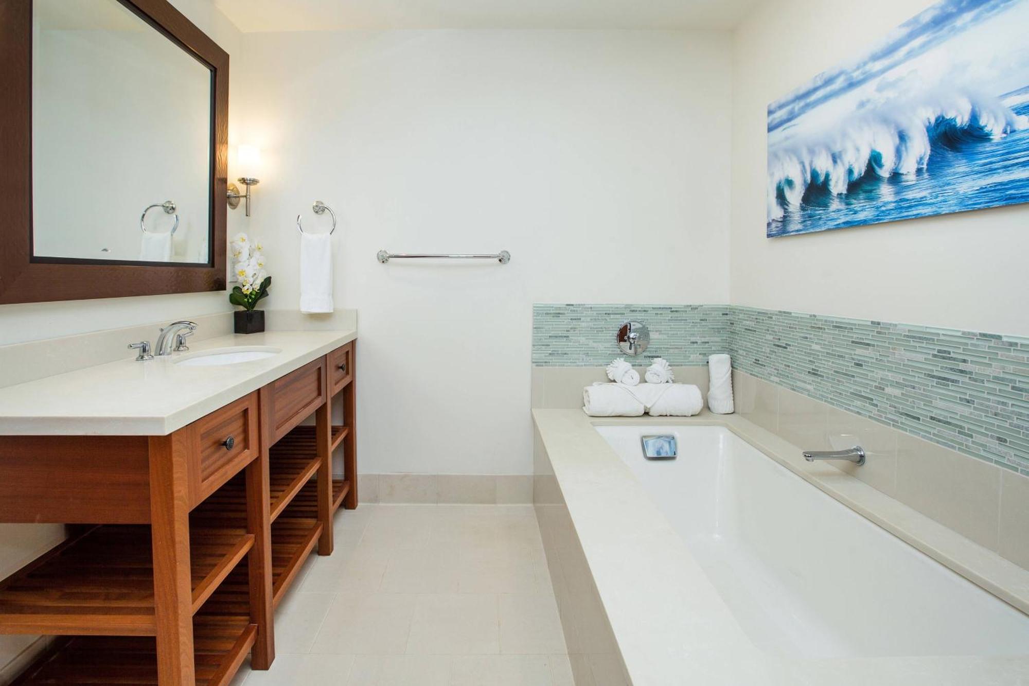 One-Bedroom King Villa with Sofa Bed/Coastline View/Balcony - Mobility/Hearing Accessible with Tub