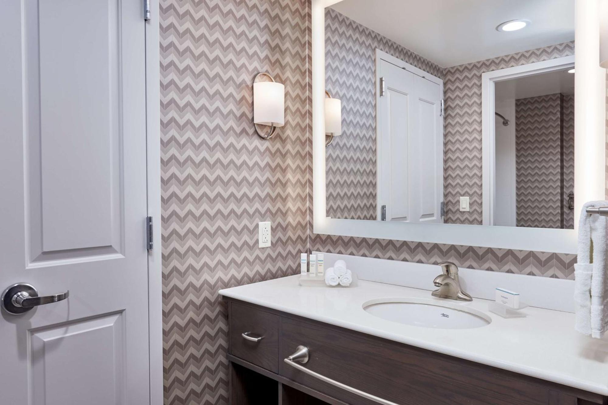 One-Bedroom King Suite with City View - Non-Smoking
