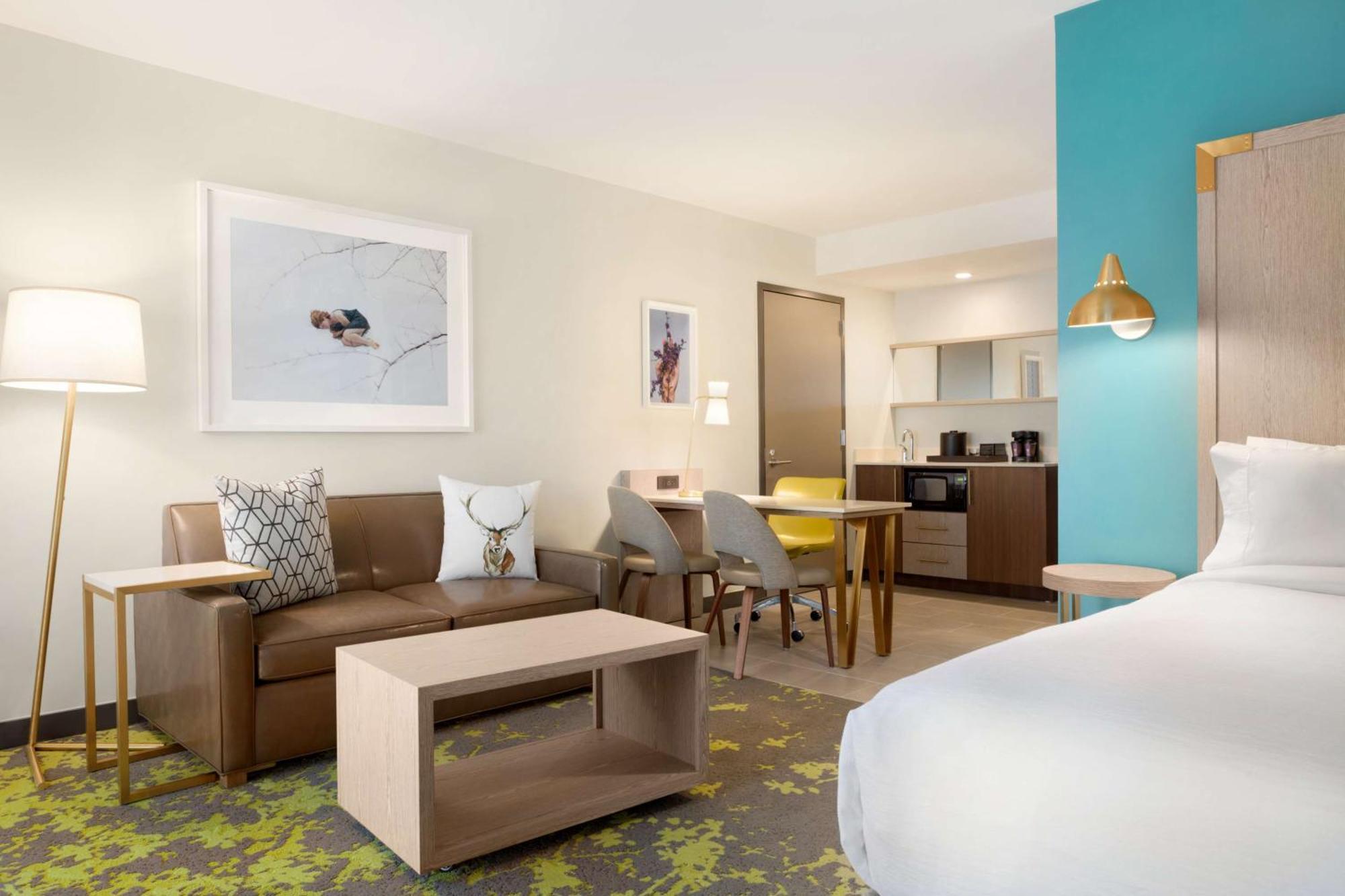 King Suite with Mountain View
