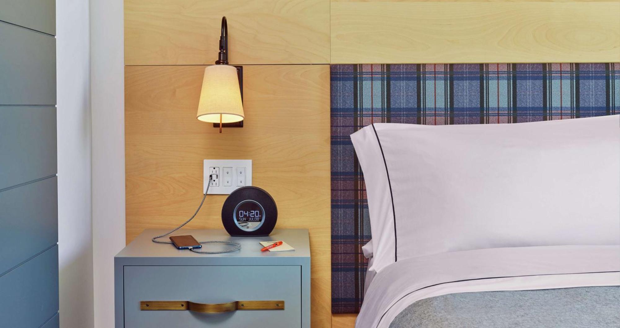 Deluxe King Room with City view - Hearing Accessible