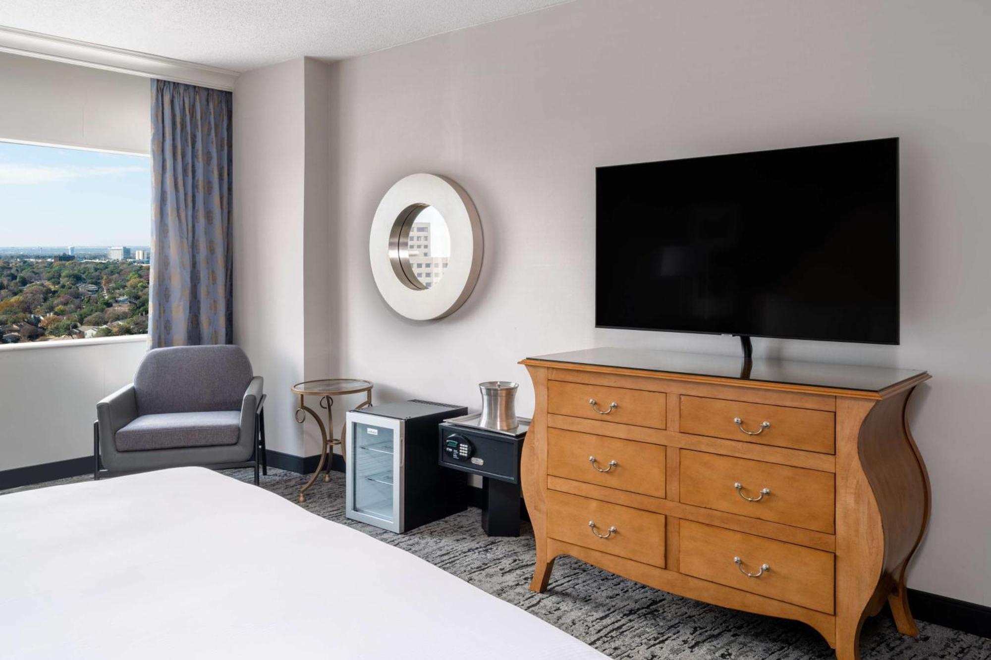 King Room with Tub - Mobility and Hearing Access