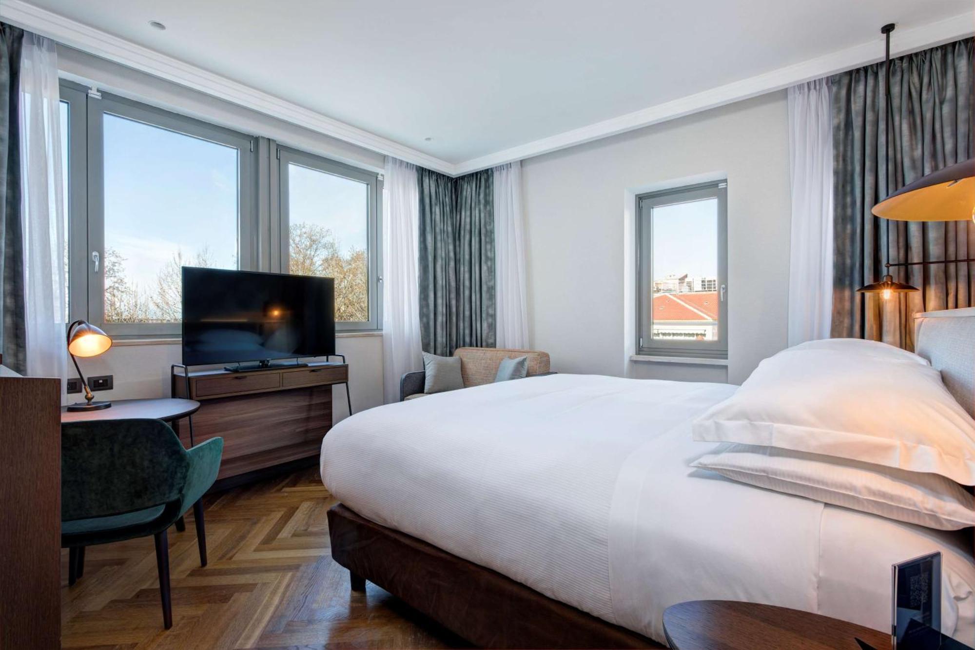Deluxe King Room