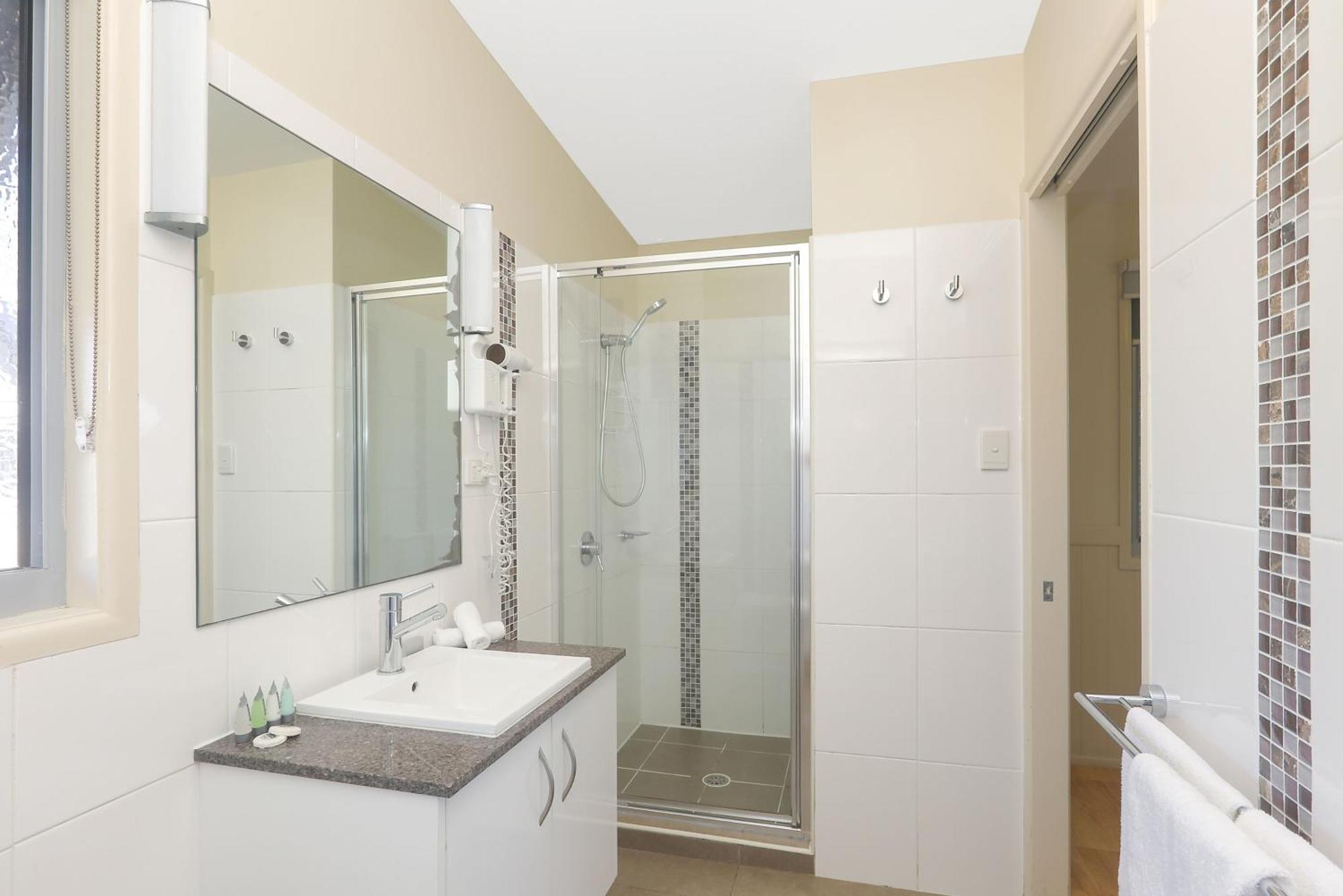 Deluxe Cabin - Sleeps 4 (with Bunks)